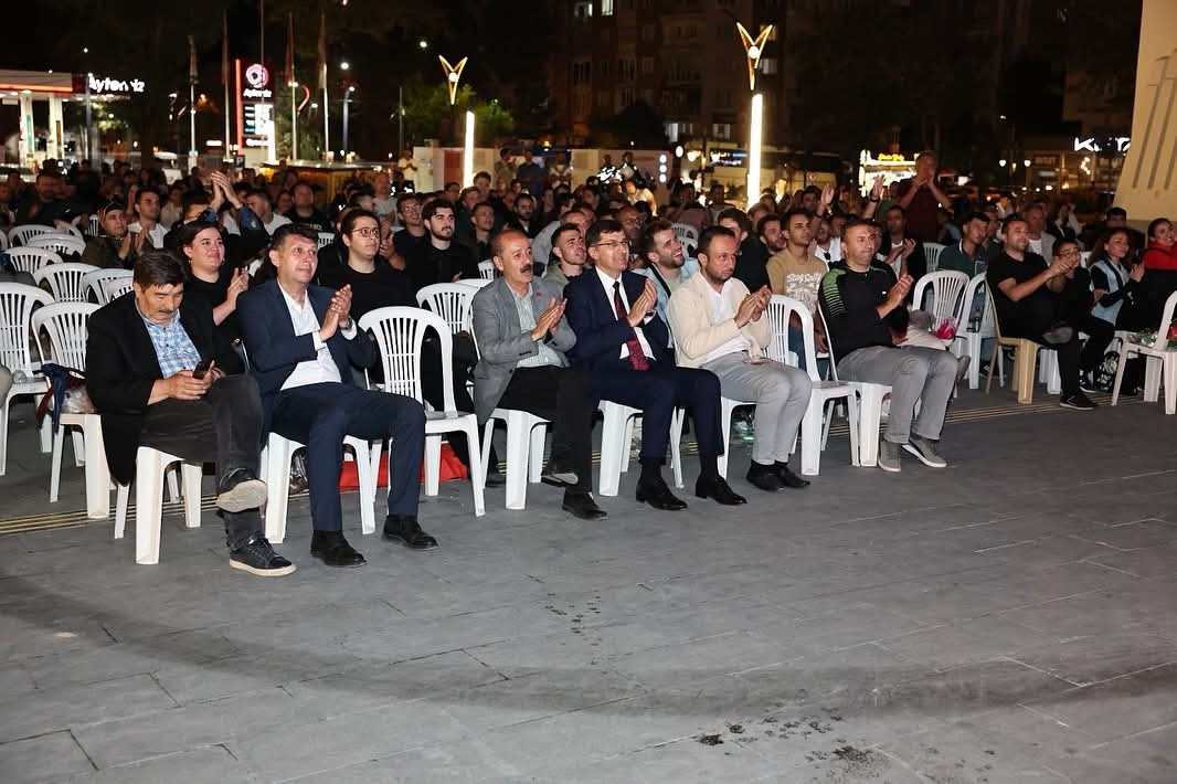 Kütahya'da yarı final heyecanı dev ekranda yaşandı