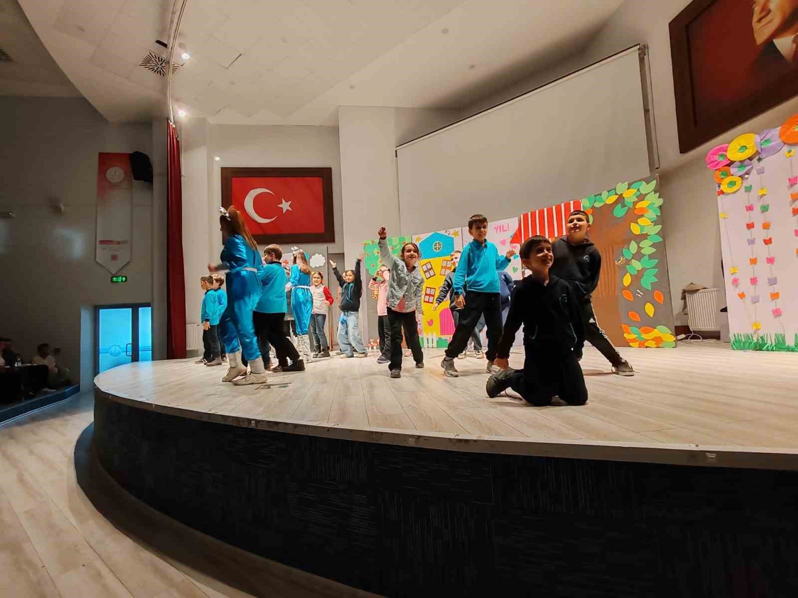 Kütahyada Zamanda Aile Yolculuğu adlı çocuk tiyatrosu son kez sahnelendi