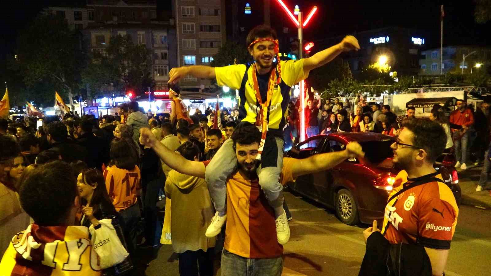 Kütahyadaki kutlamalara Fenerbahçeli taraftar da katıldı