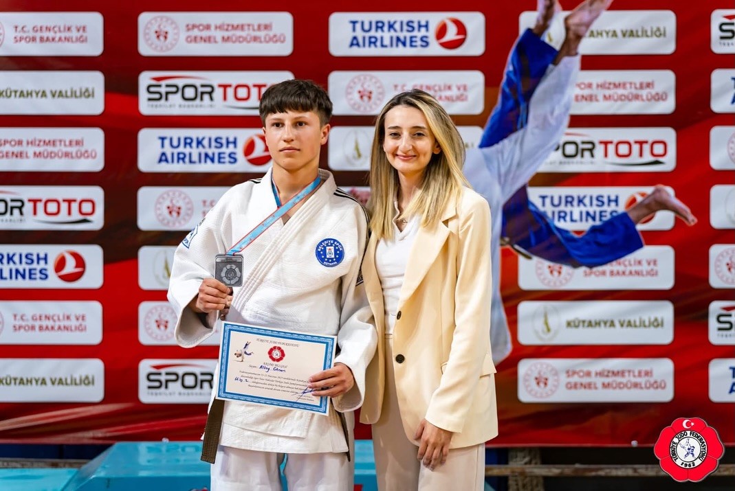 Kütahyalı sporcu Altay Gönenden gururlandıran başarı