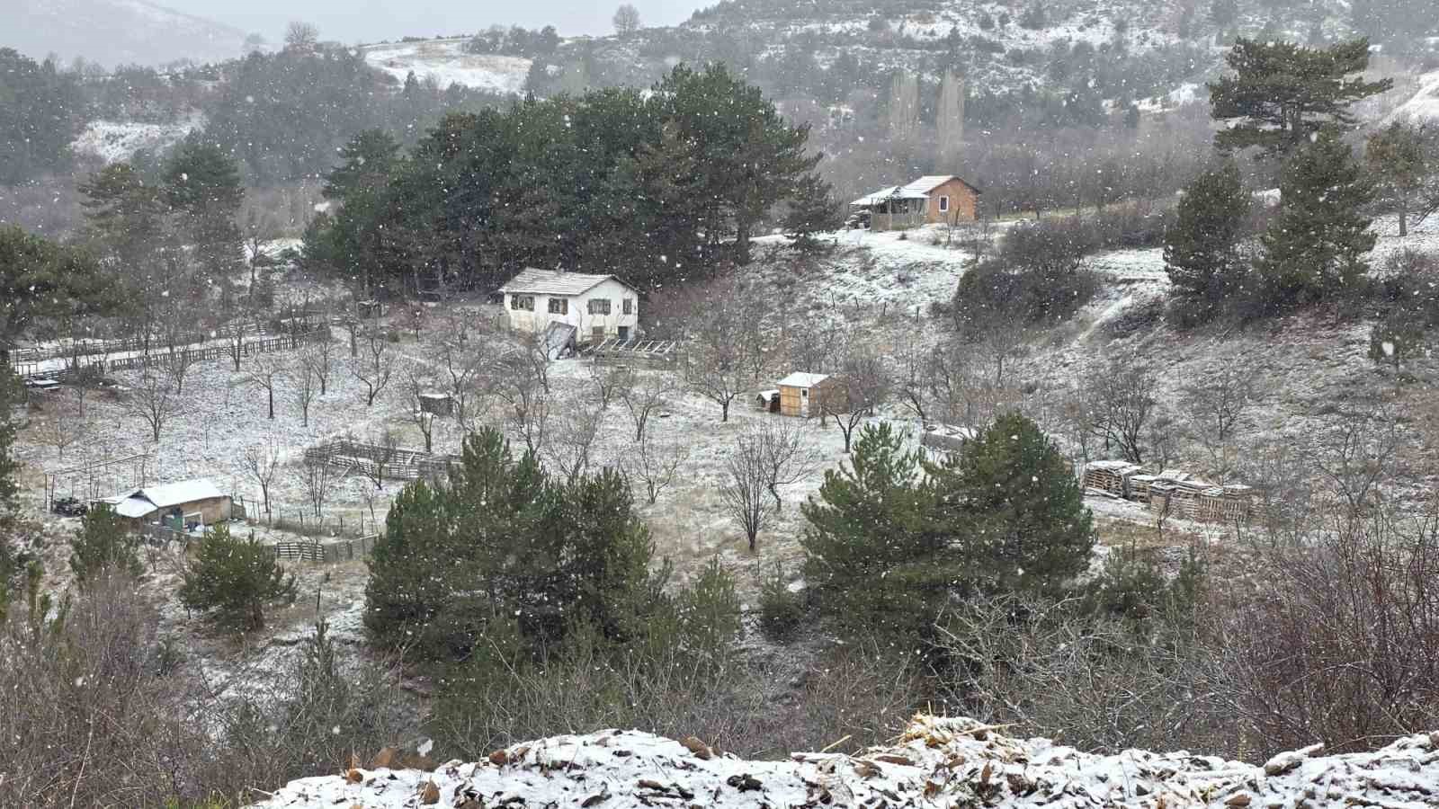 Kütahyanın yüksek kesimleri mevsimin ilk karıyla beyaza büründü