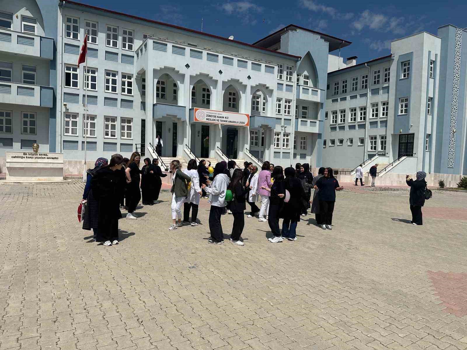 Lise öğrencilerinden Mesleğimi Öğreniyorum, Ailemle Paylaşıyorum etkinliği