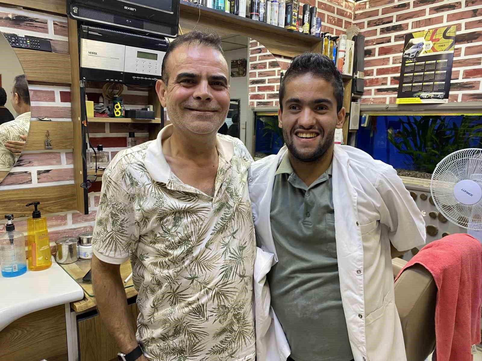 Mahalle berberi, 16 yıldır müşterisi olan zihinsel engelli Faruk'u evladı gibi sahiplendi