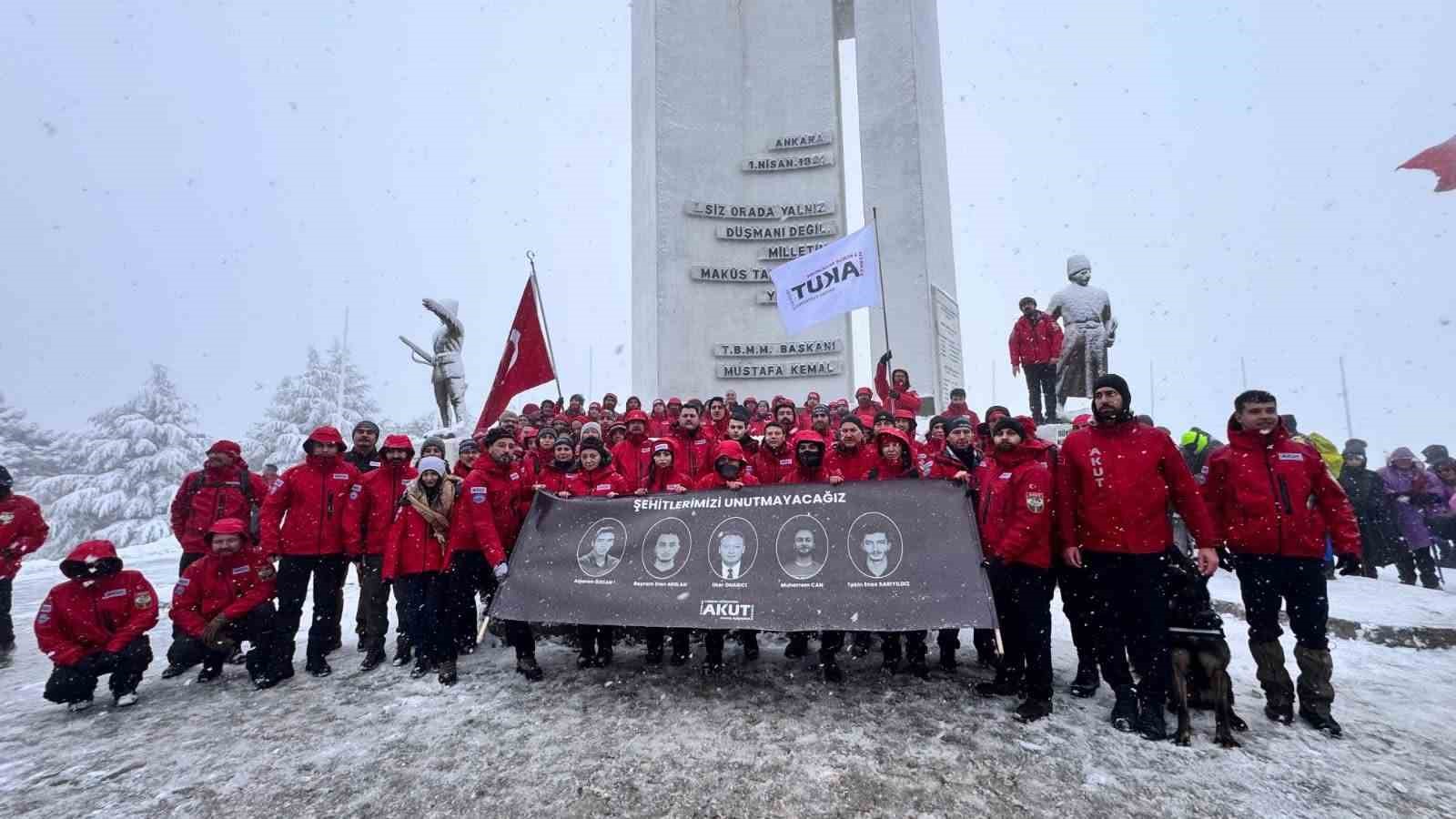 Metristepede 18 yıllık vefa: AKUT, İnönü Zaferini kar altında kutladı