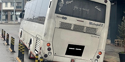 Minibüs caddedeki çukur yüzünden az kalsın devriliyordu