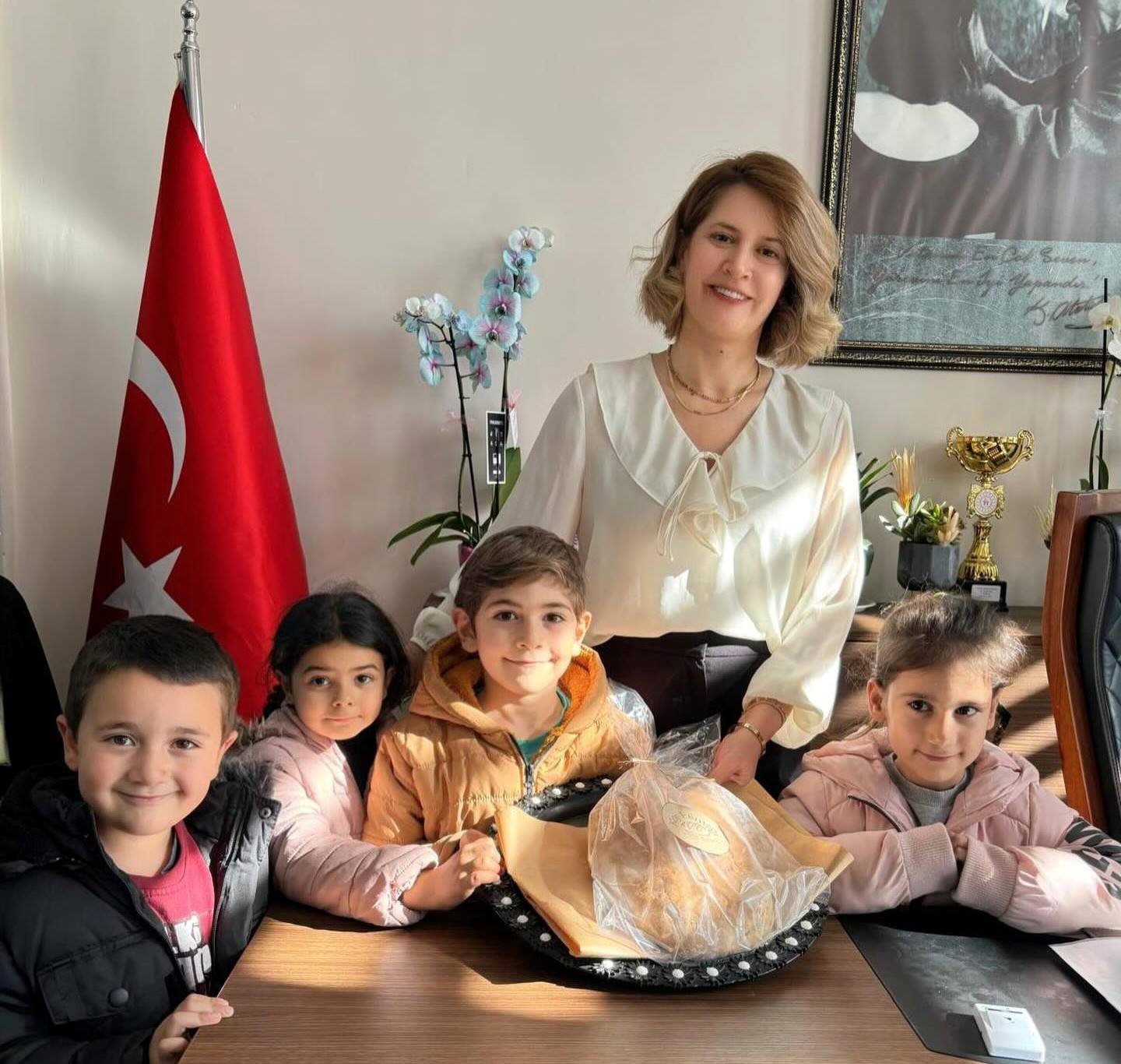 Minik öğrencilerden İlçe Milli Eğitim Müdürüne sıcak sürpriz