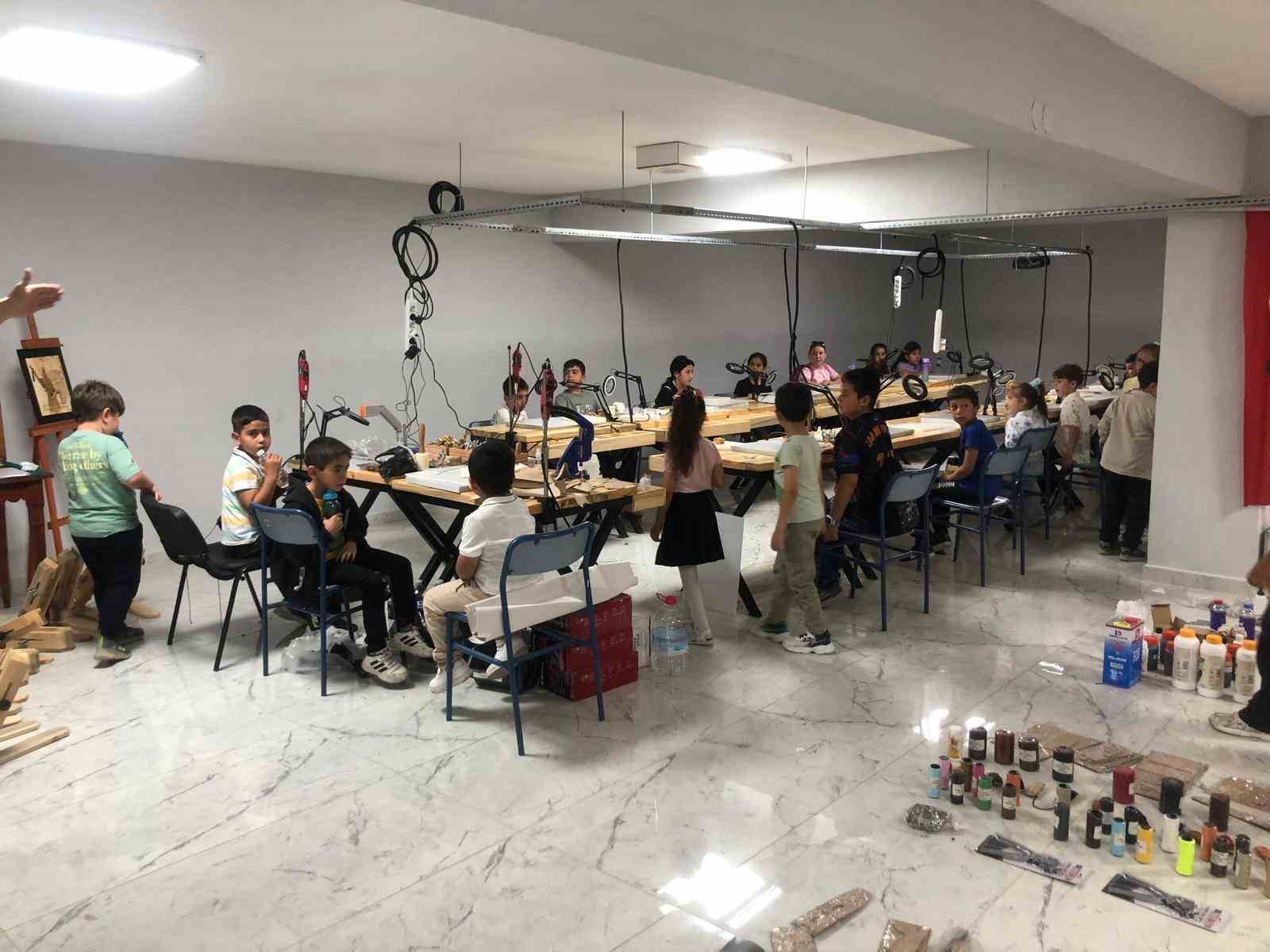 Minik ziyaretçilerden Ahmet Uluçay Müzesine ilgi