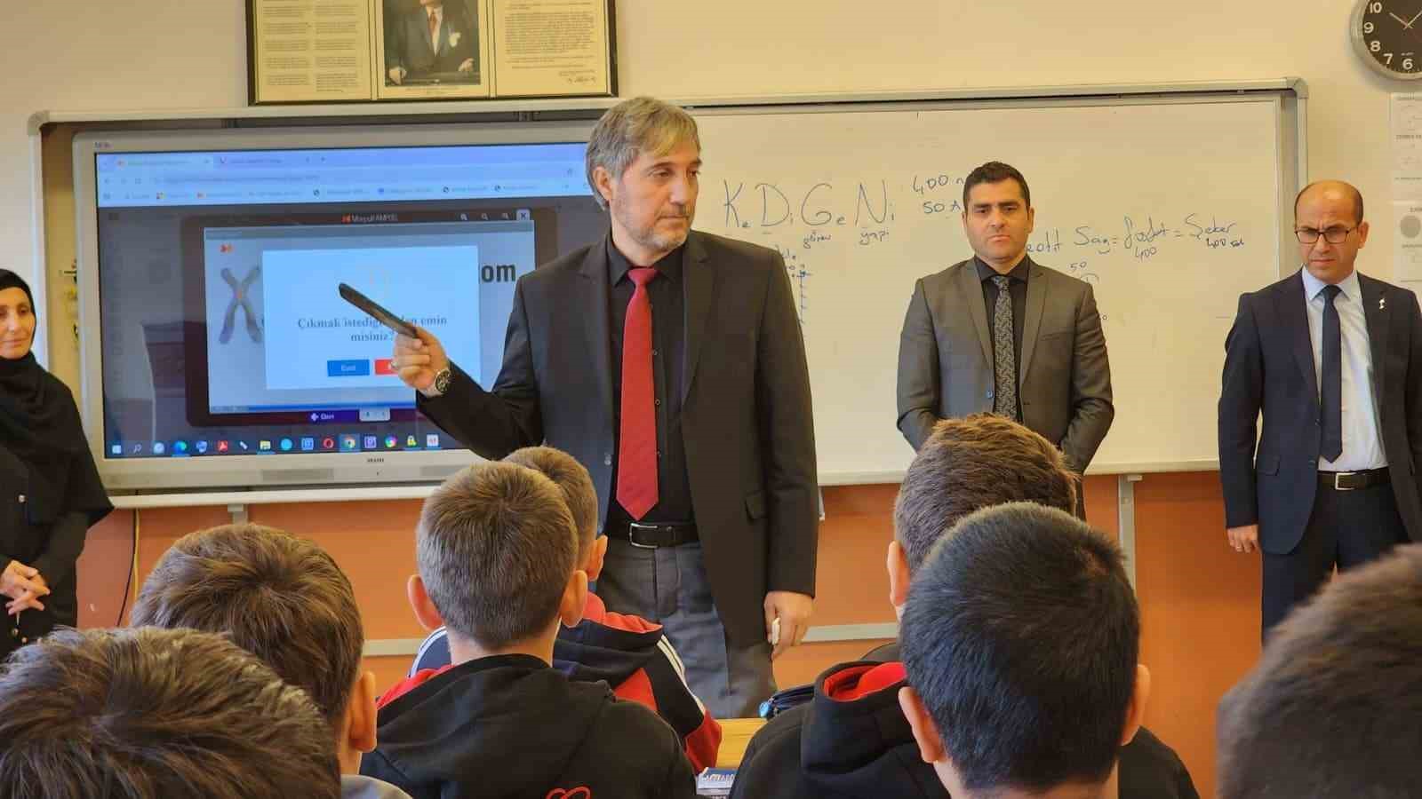 Müdür Yılmaz: Çocuklarımıza birey olmayı öğretirken onları ailelerinden koparmayalım