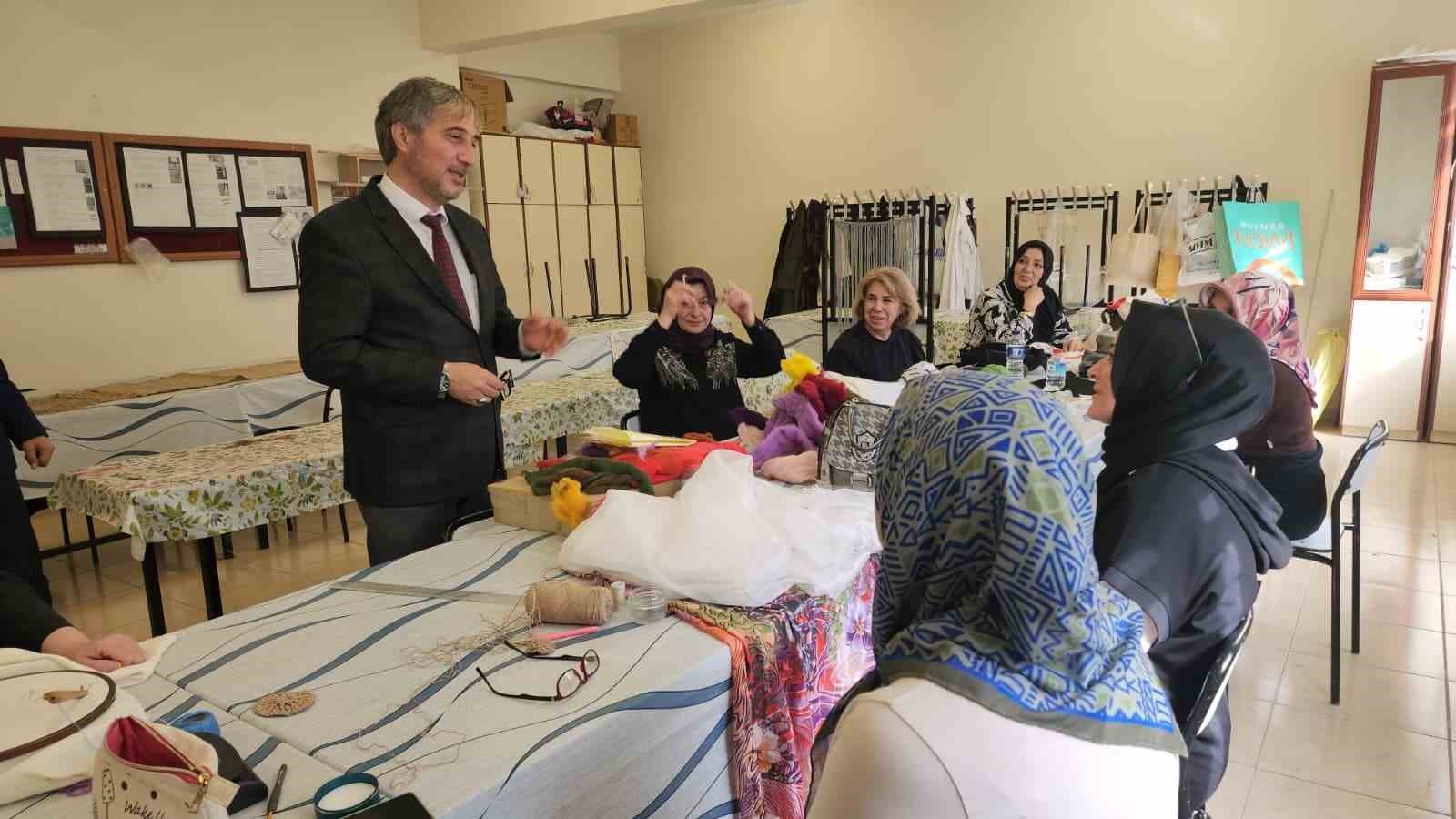 Müdür Yılmaz, HEMde öğrenci ve kursiyerlerle bir araya geldi