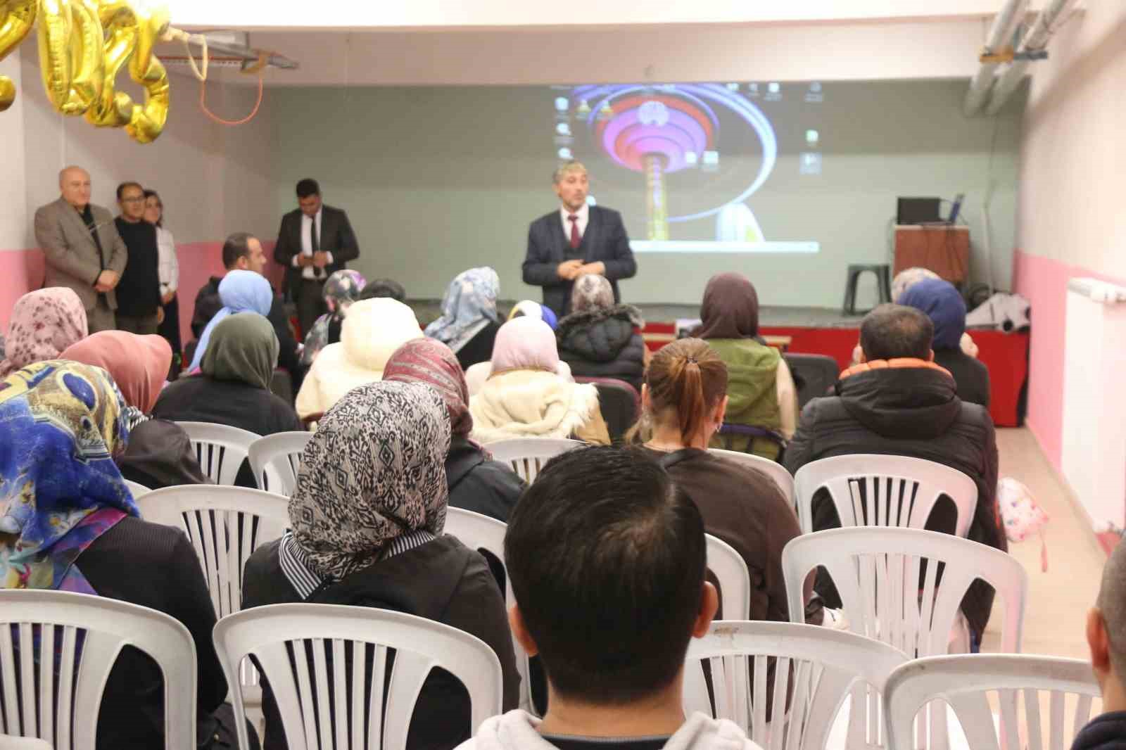 Müdür Yılmaz: Telefonla oyalandığı kadar çocuğuna ilgi göstermeyen velilerimiz var