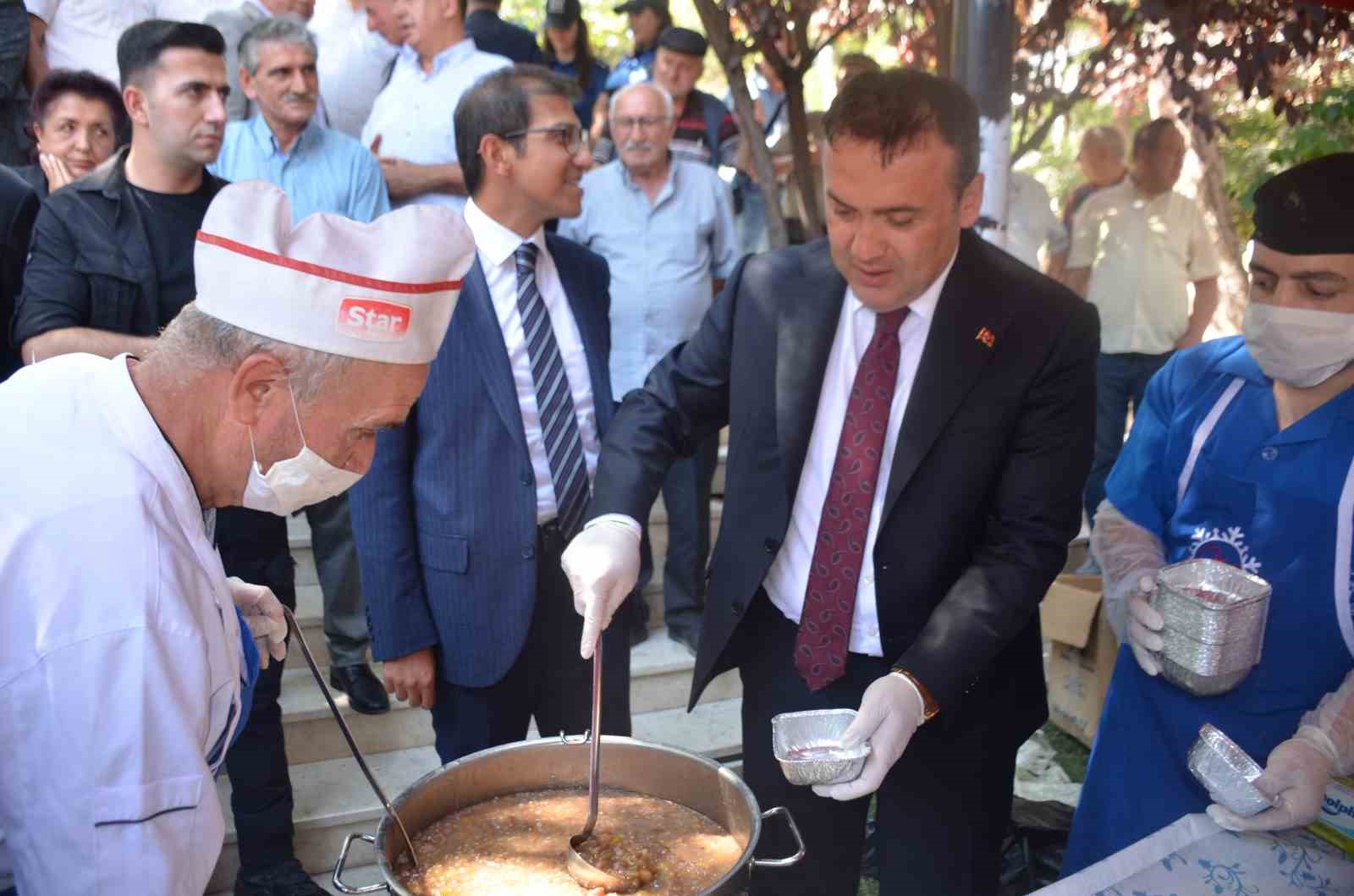 Muhtarlar 30 Ağustosta bin 500 kişiye aşure dağıttı