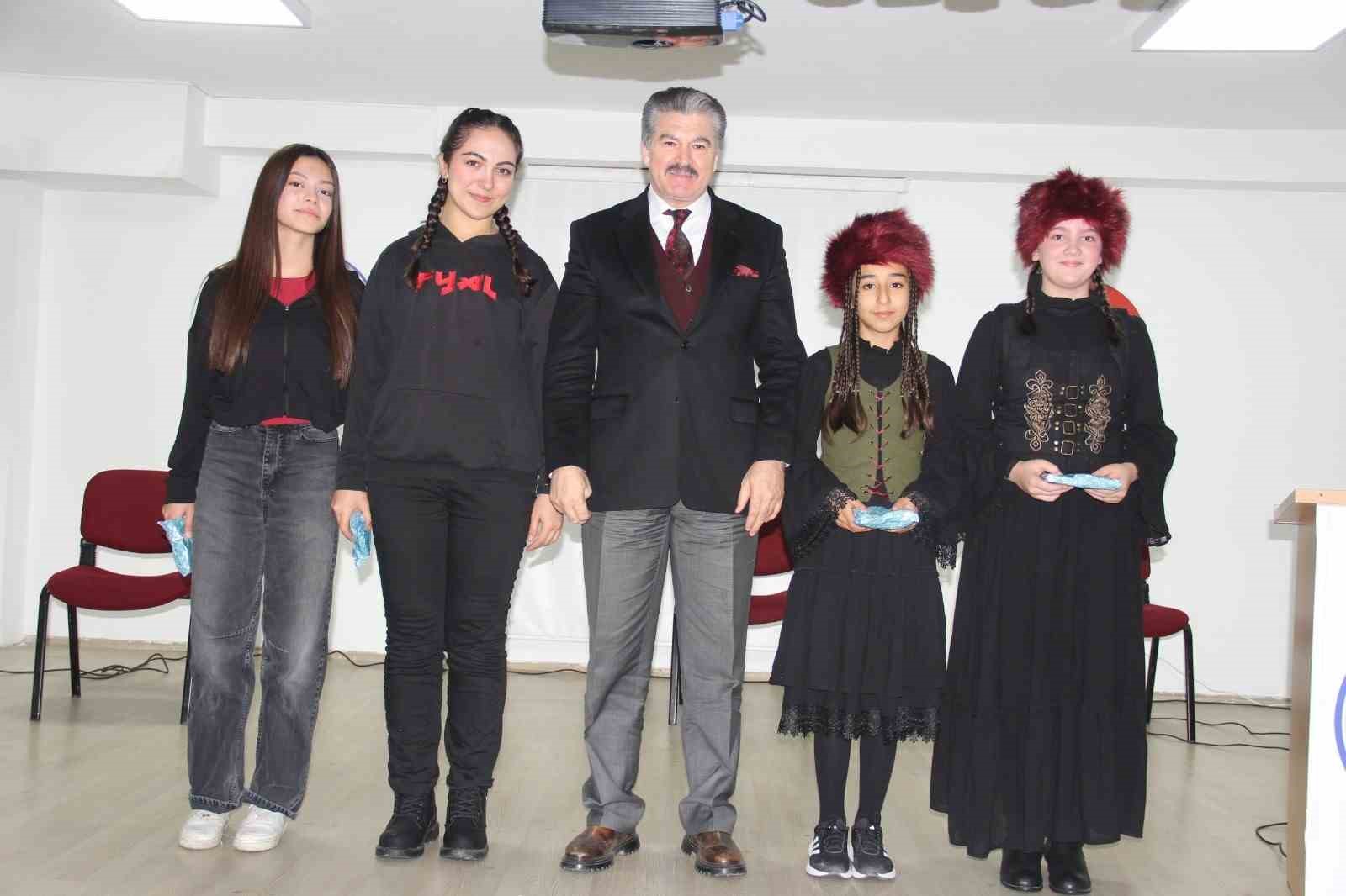 Murat Atılgan Ortaokulunda Dünya Türk Dili Ailesi Günü programı yapıldı