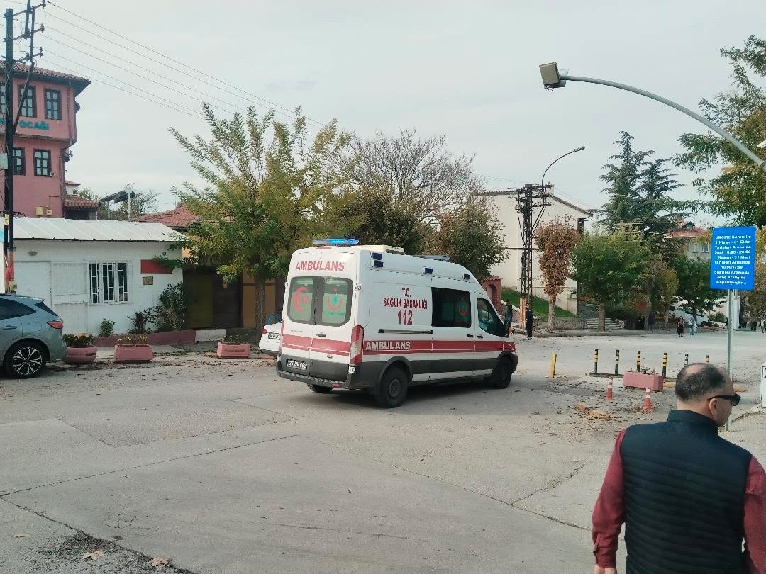 Odunpazarında ambulansa demir duba engeli