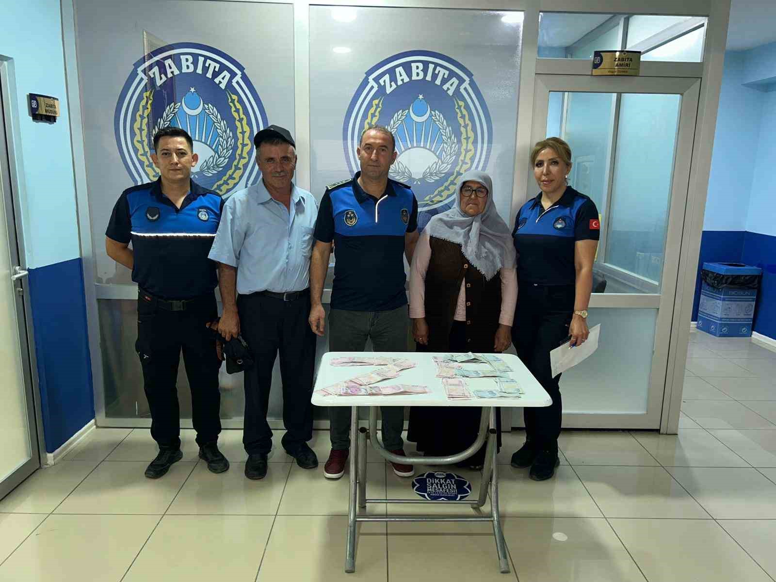 Oğlunun nikahına geldi; içinde 1 çeyrek altın ve 38 bin TL olan çantasını kaybetti