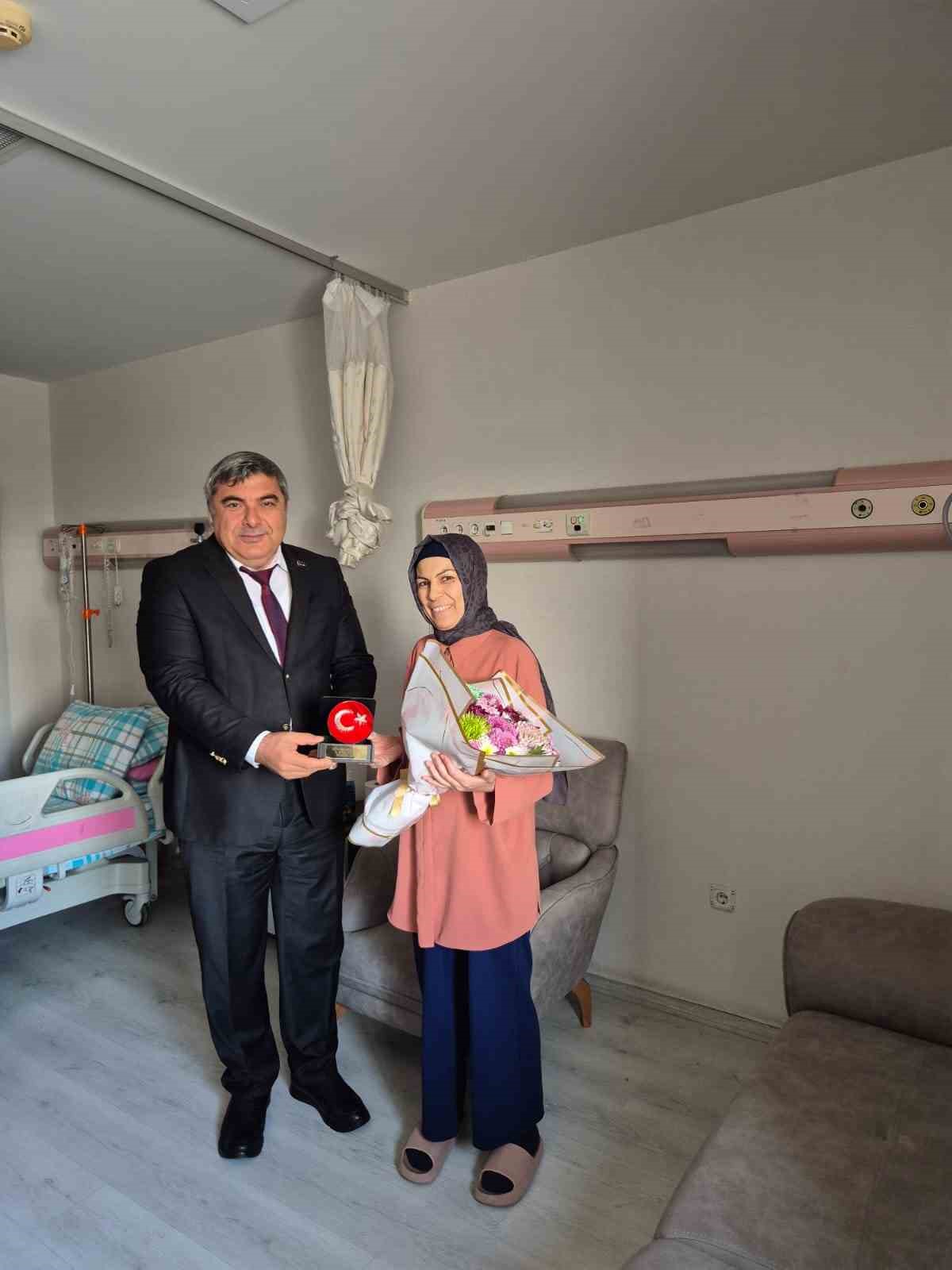 Öğretmenler Gününü hastanede geçiren öğretmen unutulmadı