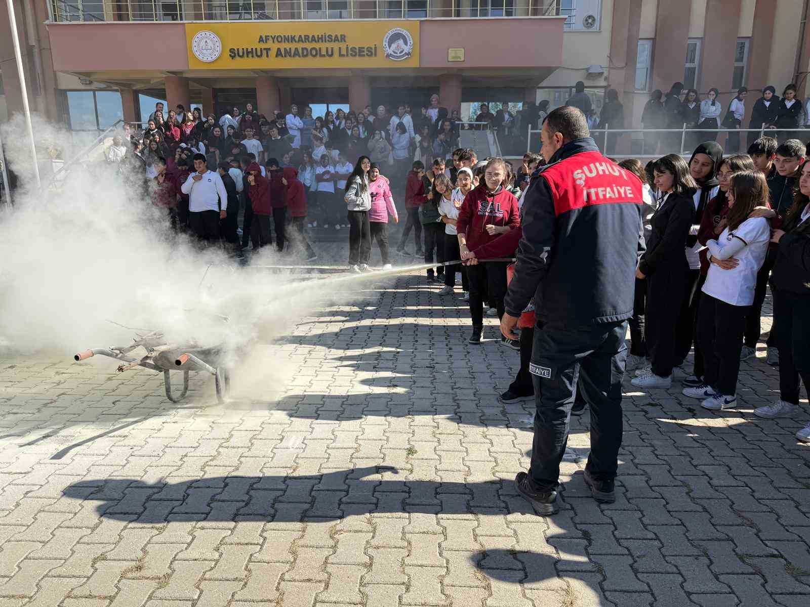 Okul bahçesinde yangın tatbikatı yapıldı
