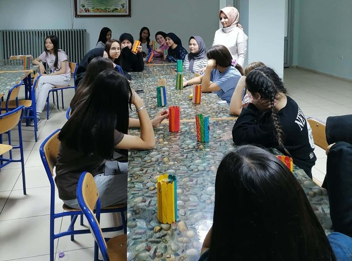 Okul pansiyonunda, Atık Kağıt ve Muhtelif Ambalajdan Aksesuar Yapımı kursu