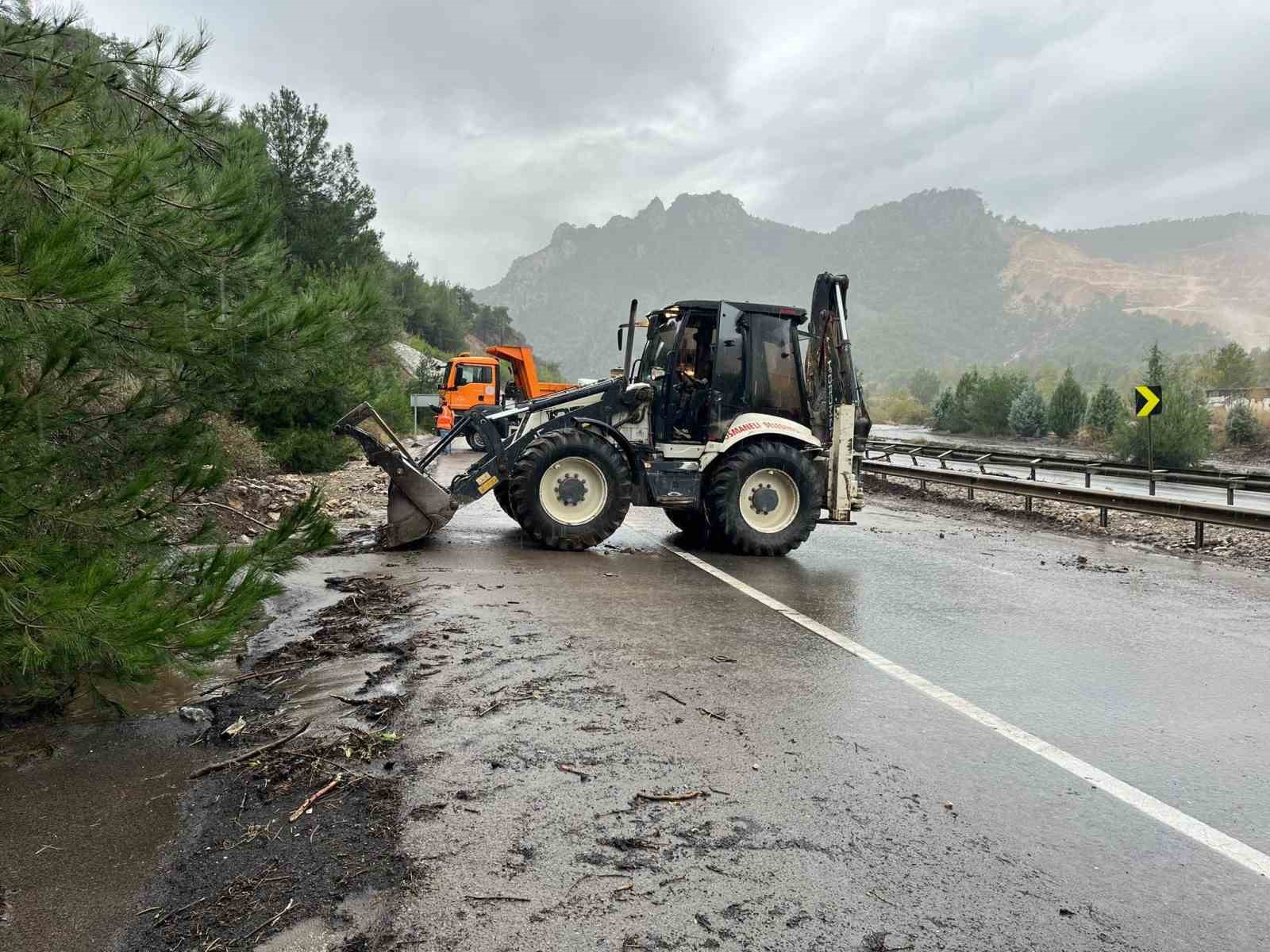 Osmaneli'de sel meydana geldi, D650 karayolu taş ve toprak ile kaplandı