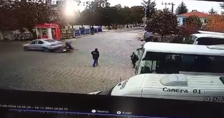 Otomobile çarpan motosiklet sürücüsünün metrelerce savrulduğu kaza kamerada