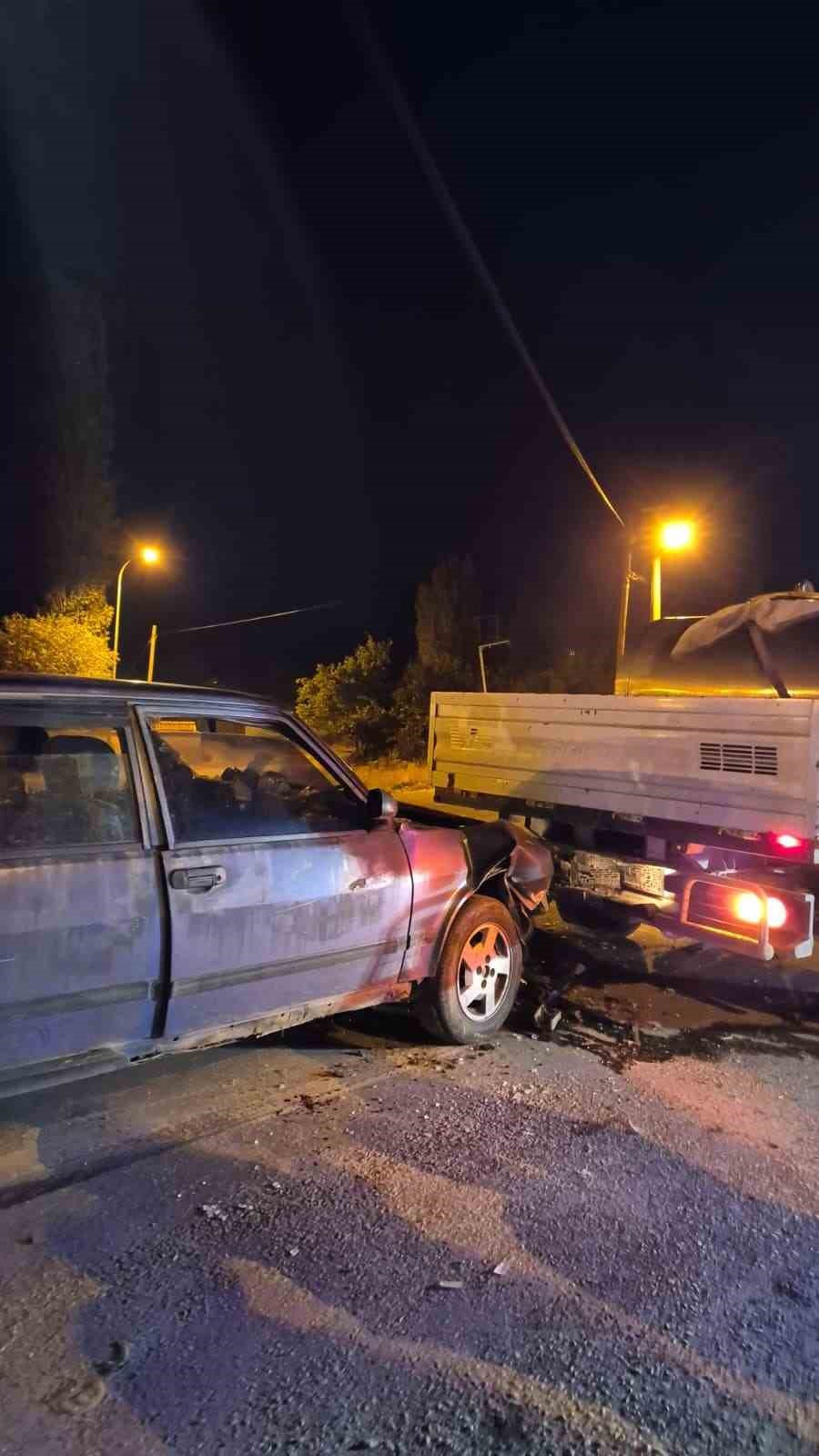 Otomobilin kamyonete çarptığı kazada 2 kişi yaralandı