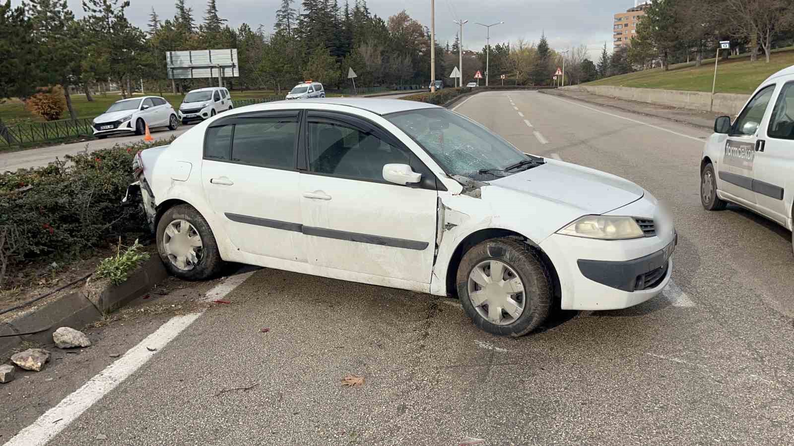 Otomobilin refüjde çarptığı kadınlara karşıdan gelen otomobil de çarptı: 1 ölü, 1 yaralı