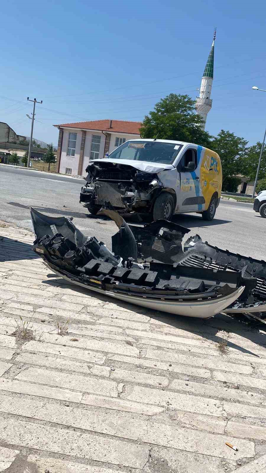 Otomobille kamyonet çarpıştı: 1 yaralı
