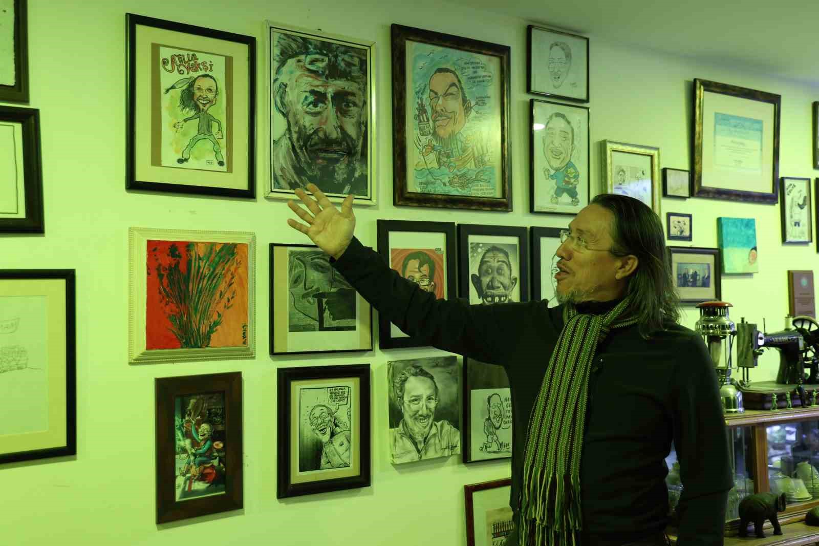 Sergilediği karikatürlerle mali müşavirlik ofisini galeriye çevirdi
