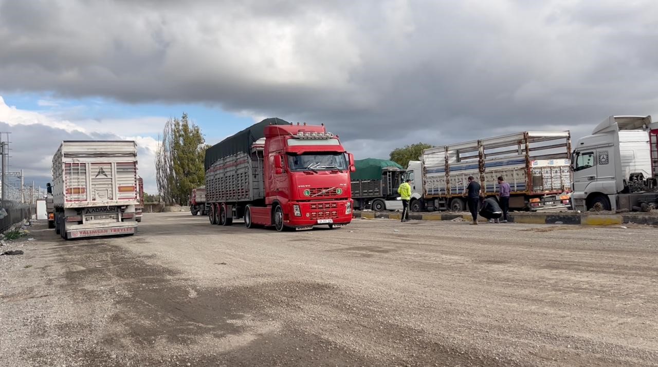 Pancar yüklü tır polis ekiplerinin Dur ihtarına uymadı