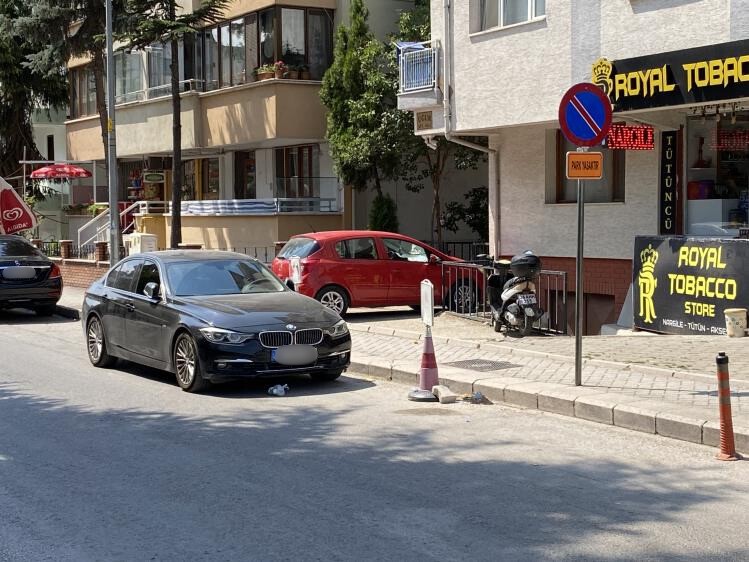 Park Yasaktır tabelası bu sokakta işe yaramıyor