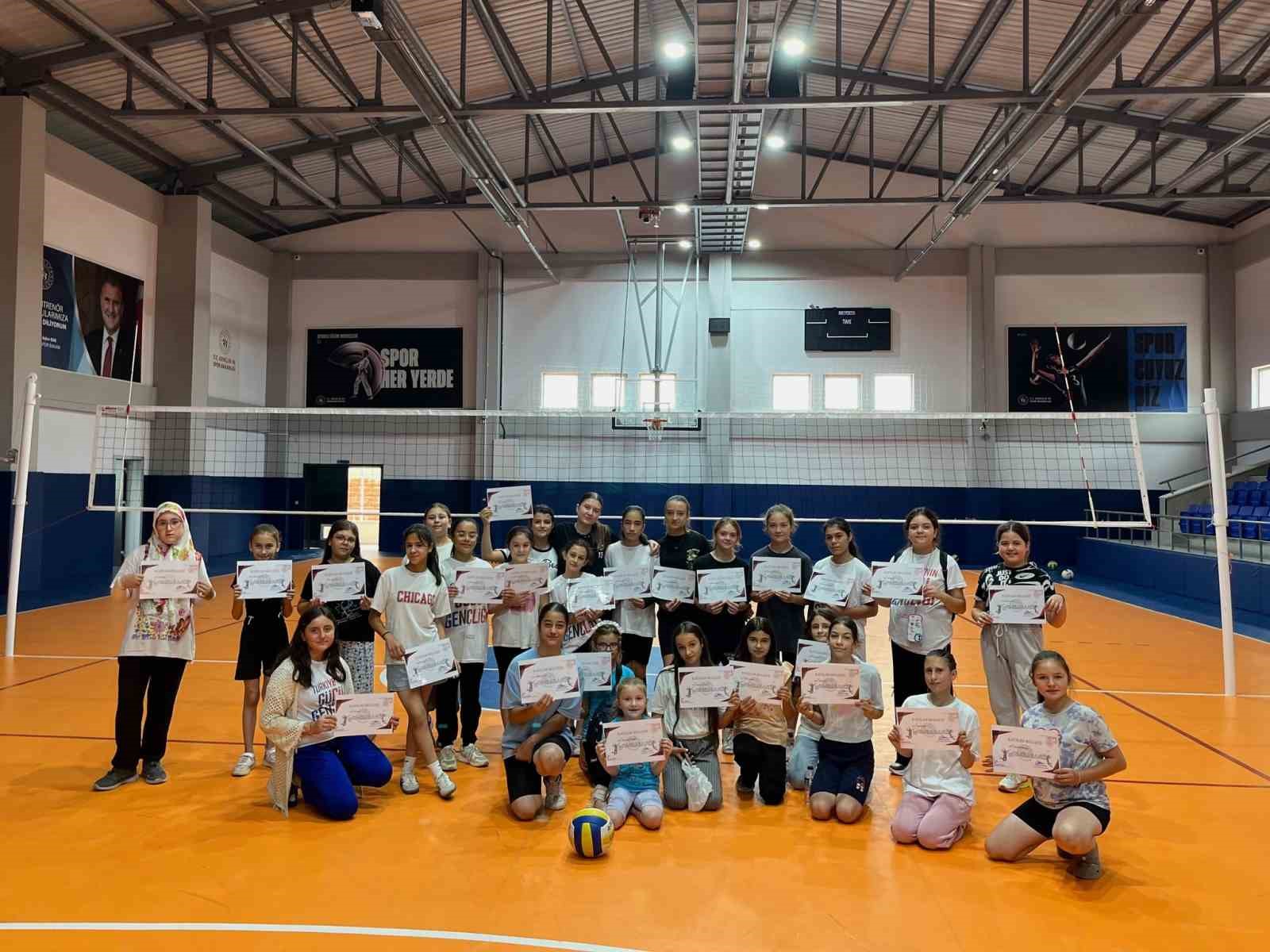 Pazaryerinde yaz spor okulları voleybol kursu tamamlandı