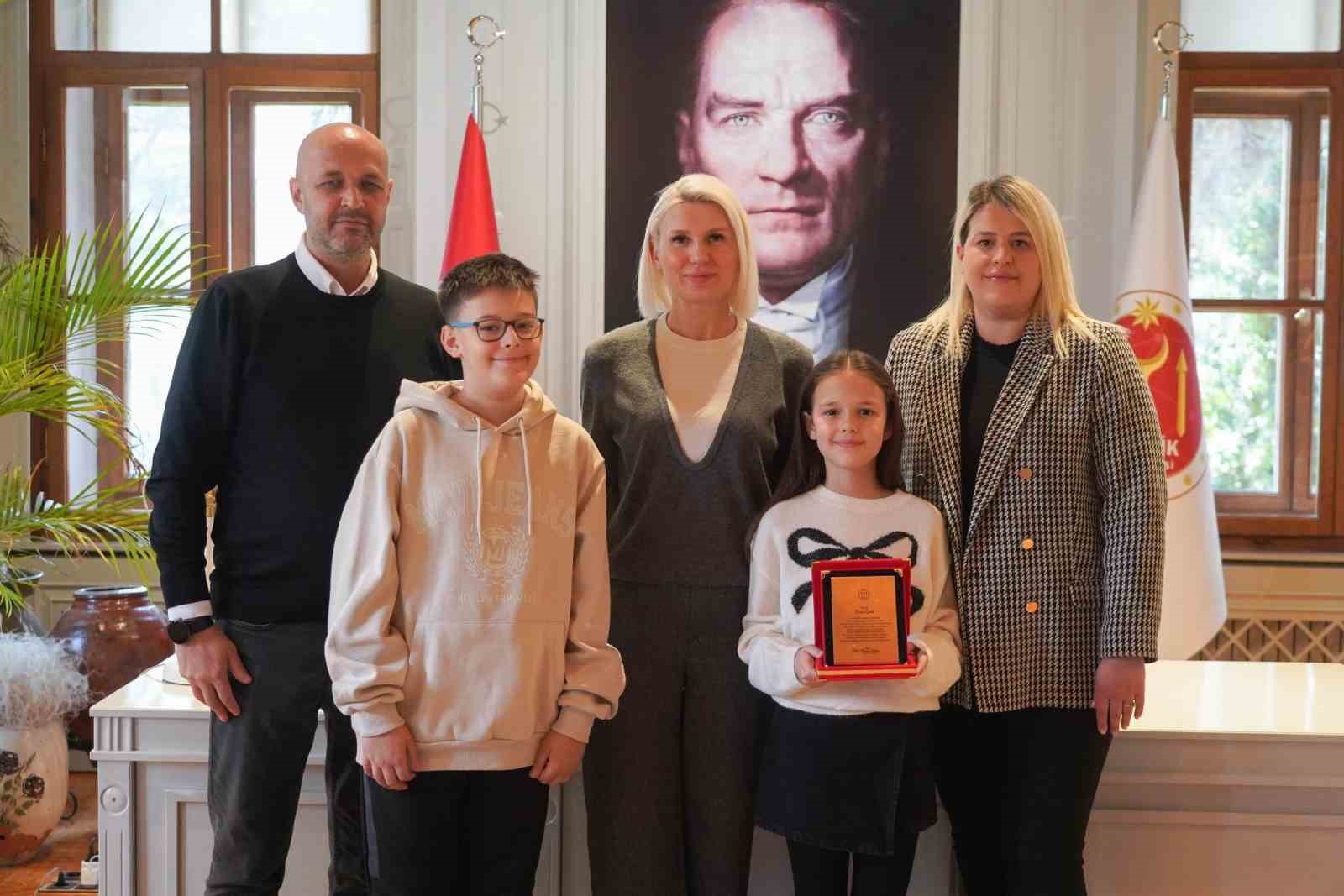 Piyano Festivali ve Yarışmasında dereceye giren genç piyanist ödüllendirildi