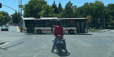 Plakasını bez ile gizleyen motosiklet sürücüsü kırmızı ışıkta geçti