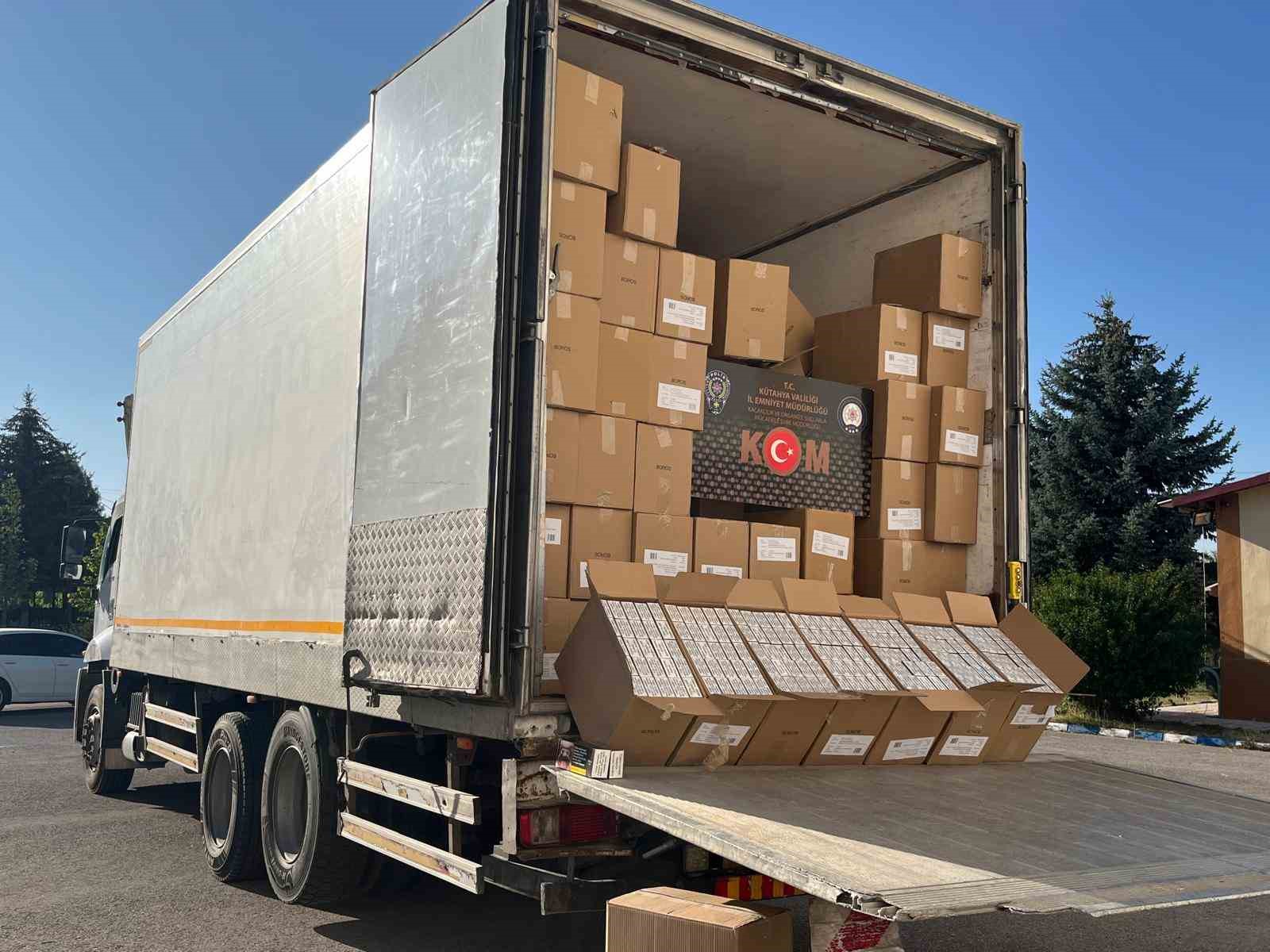 Polisin durdurduğu araçta 5 milyon 980 bin adet kaçak makaron ele geçirildi