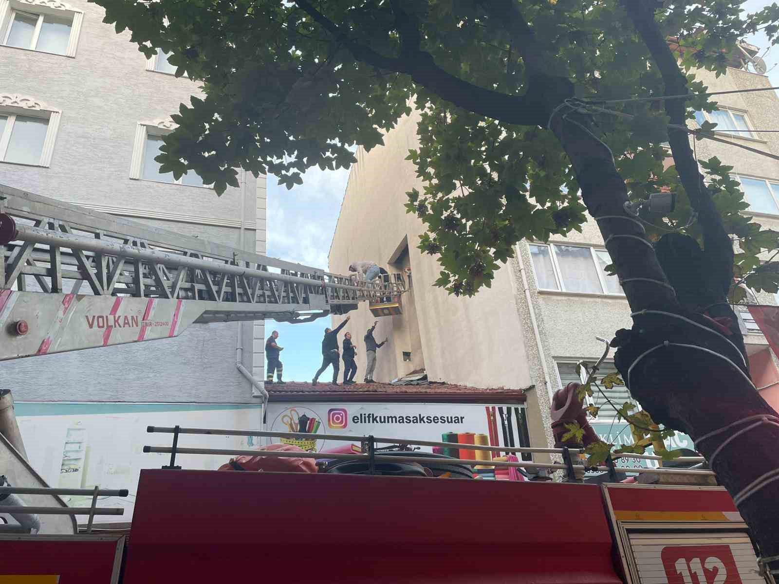 Polisten kaçmaya çalışırken baca boşluğuna sıkıştı