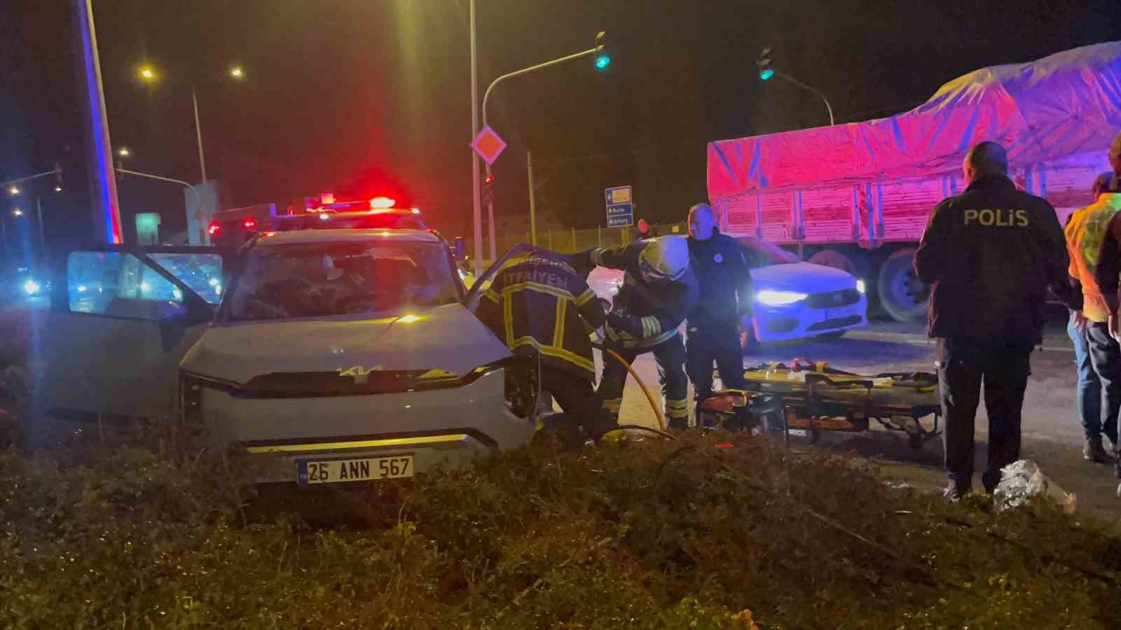 Porselen hammaddesi yüklü kamyon otomobille çarpıştı: 4 yaralı