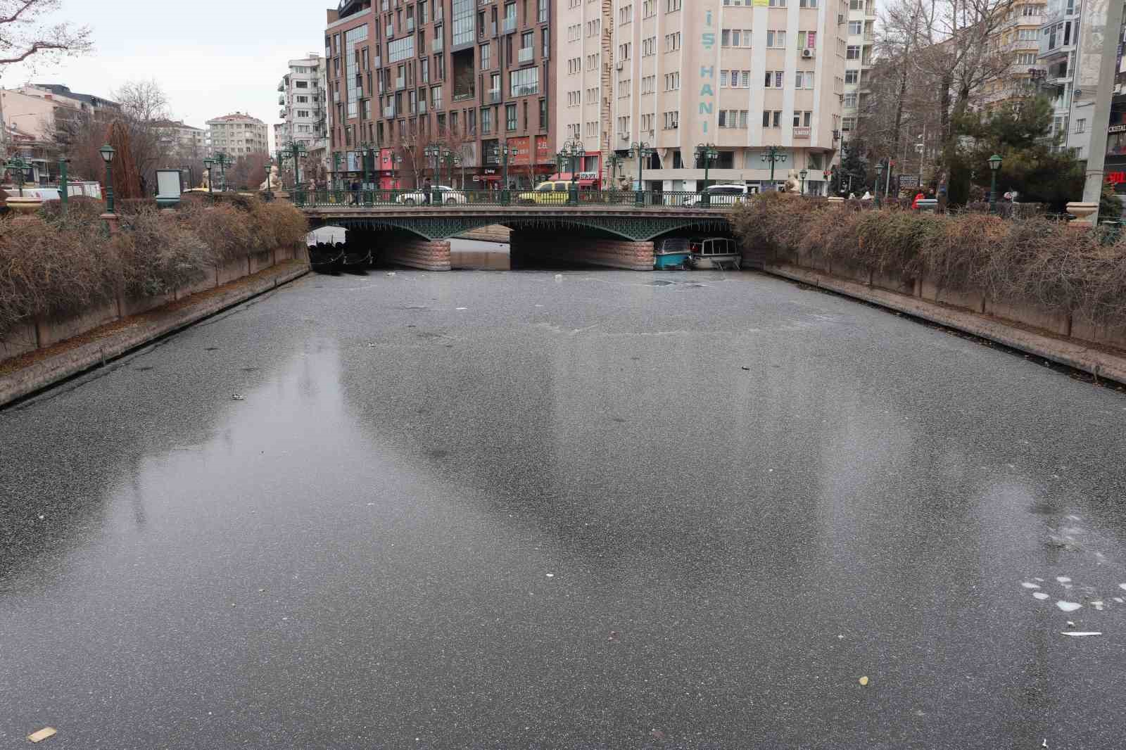 Porsuk Çayının buz tutan yüzeyi çöple kaplanmaya başladı