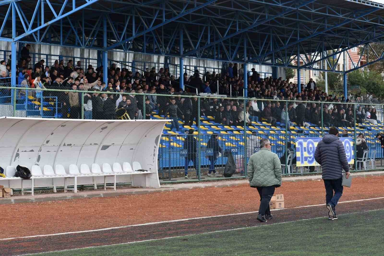 Profesyonel ligde çıktıkları ilk maçta seyircileri dışarıda kaldı