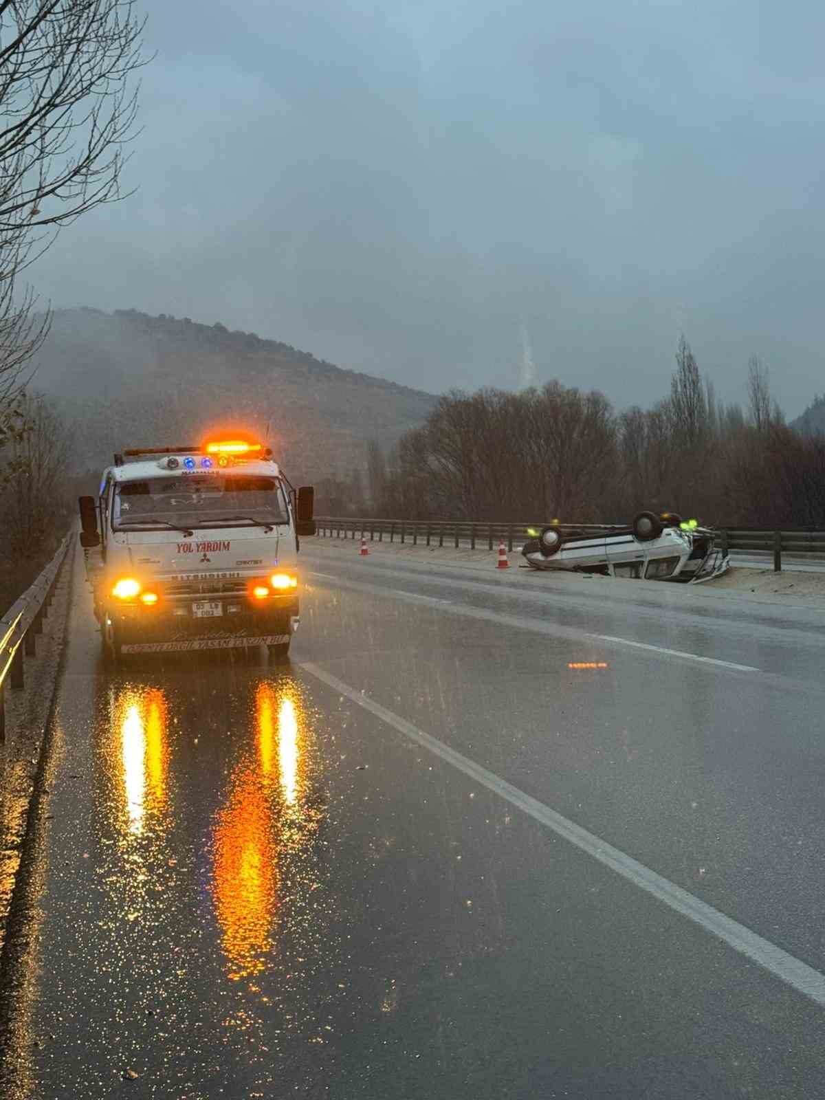Refüje devrilen otomobil sürücüsü yaralandı