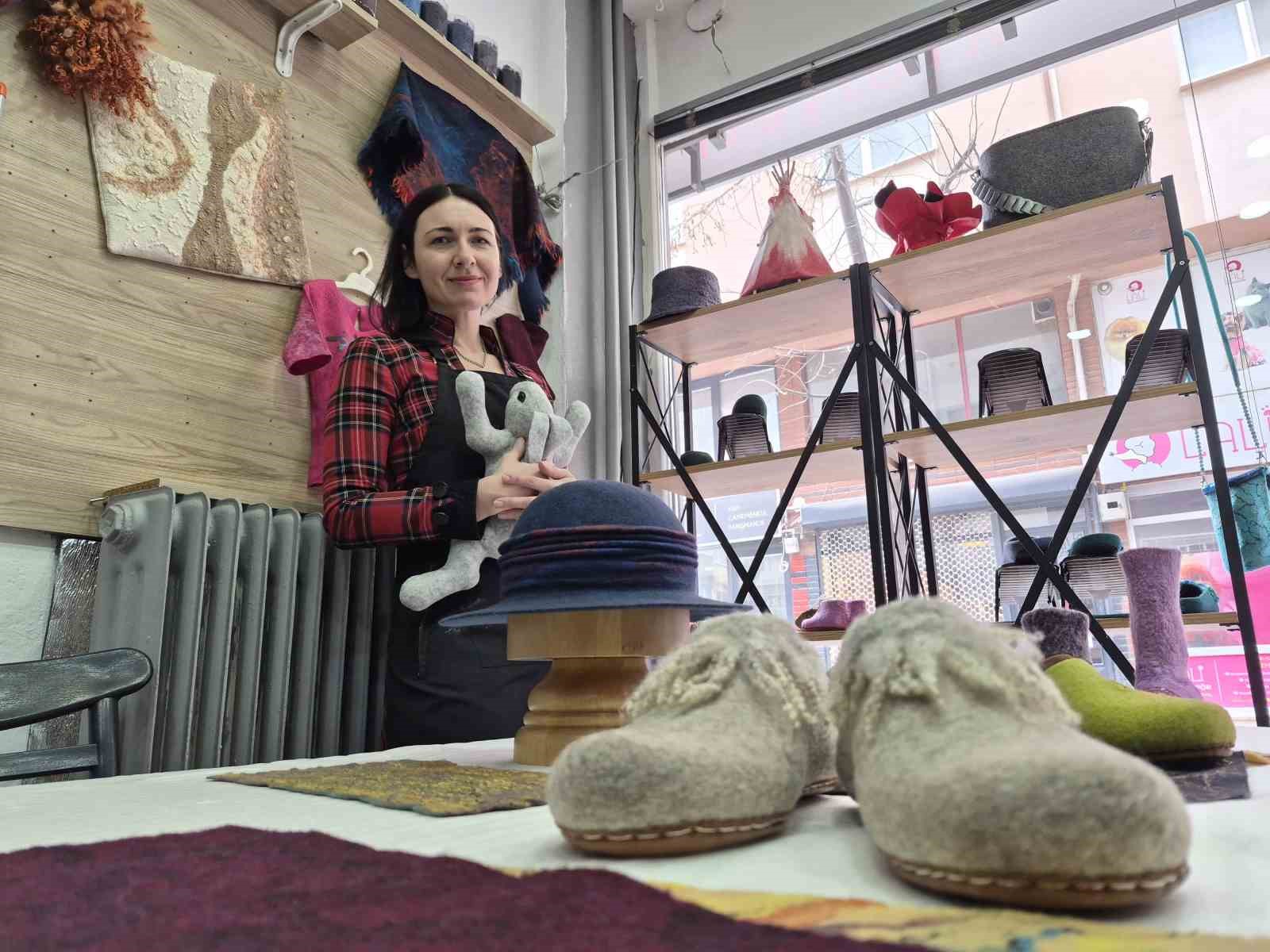 Rusya'da öğrendiği keçe ustalığını Eskişehir'de sürdürüyor