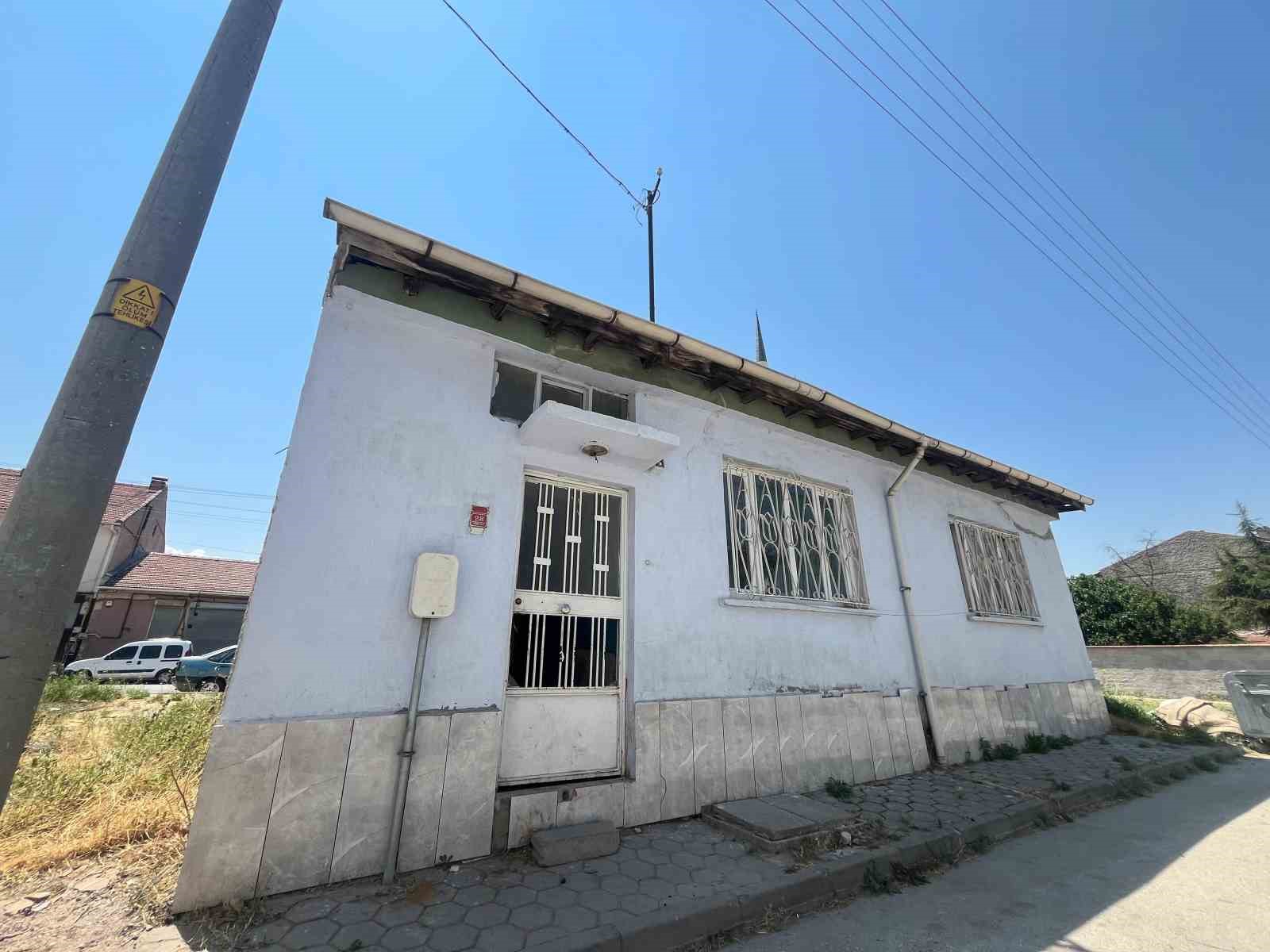Sahibi vefat eden eve levye ile girip yerleştiler