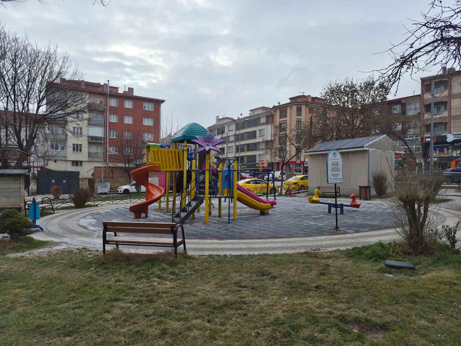 Salıncaklar boş kaldı, park sessizliğe büründü