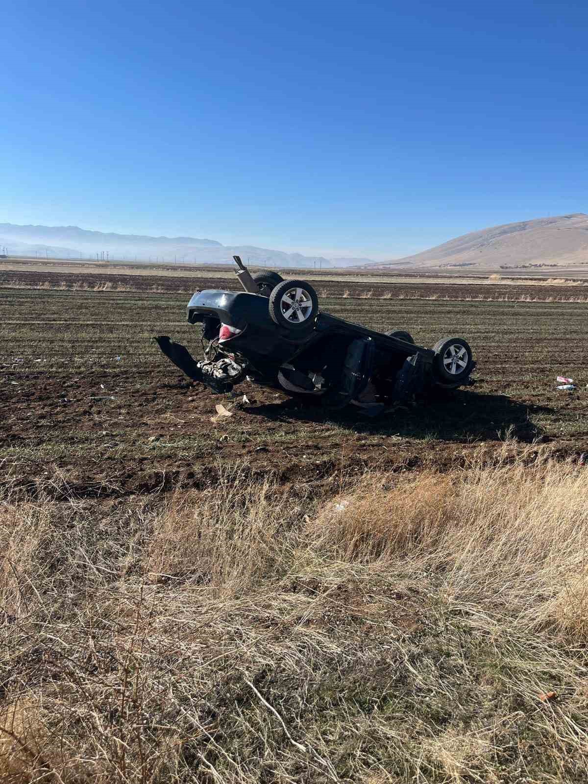 Şarampole devrilen otomobilde 2 kişi yaralandı
