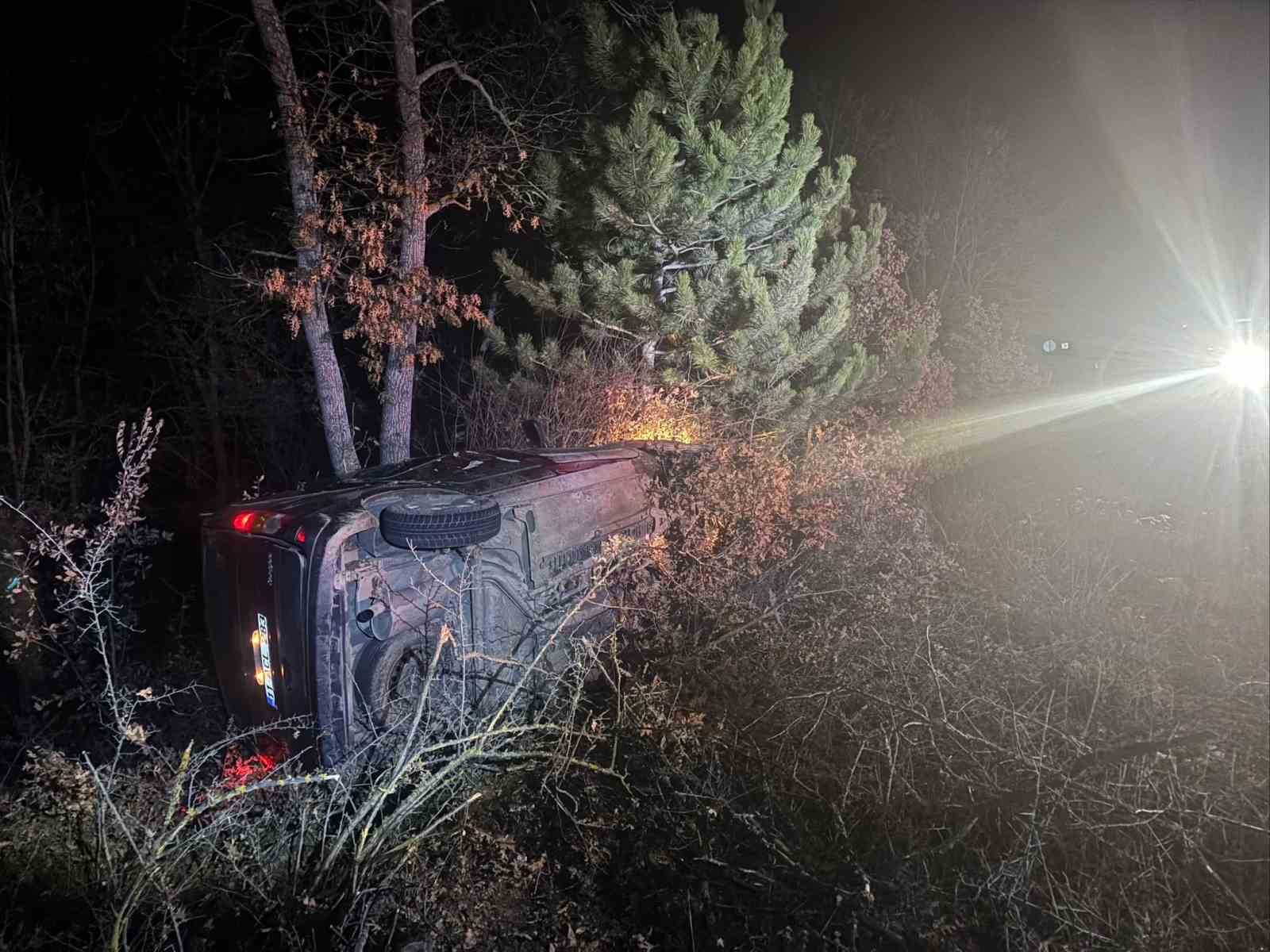 Şarampole uçan araçta bulunan 2 kişi yaralandı