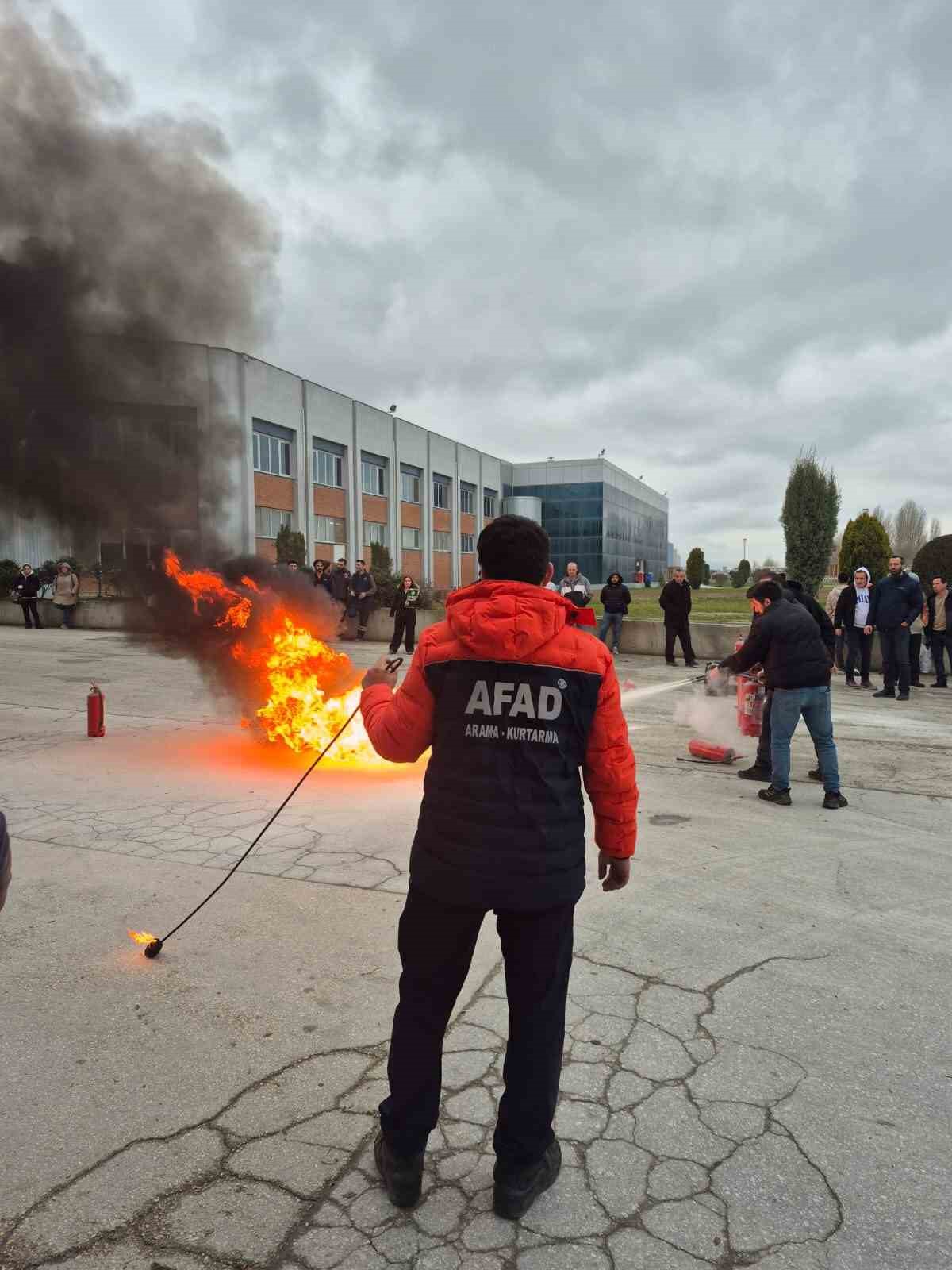 Seramik fabrikasında yangın ve tahliye tatbikatı yapıldı