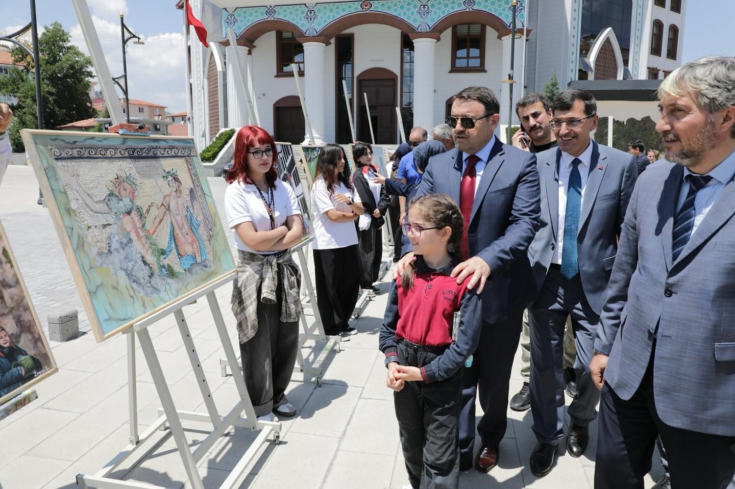 Sesin ve Rengin Yolculuğu Resim Sergisi valilik önünde açıldı