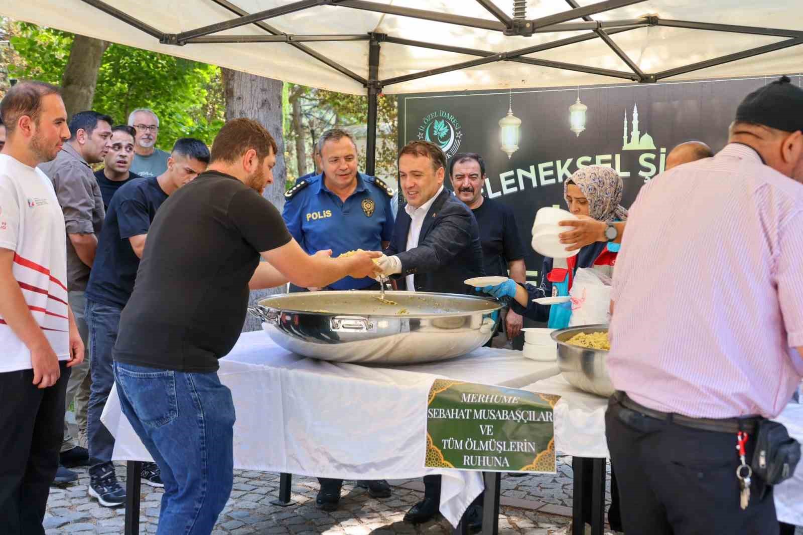 Şeyh Edebali Külliyesinde vatandaşlara şifalı pilav ikramı