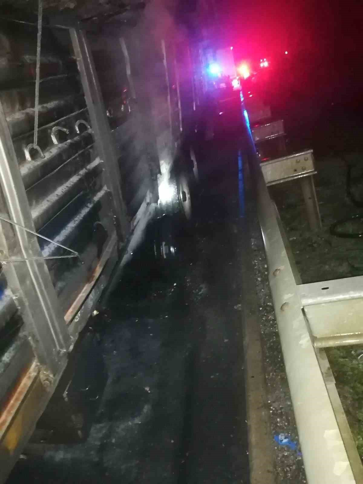 Seyir halindeki çekici alev aldı