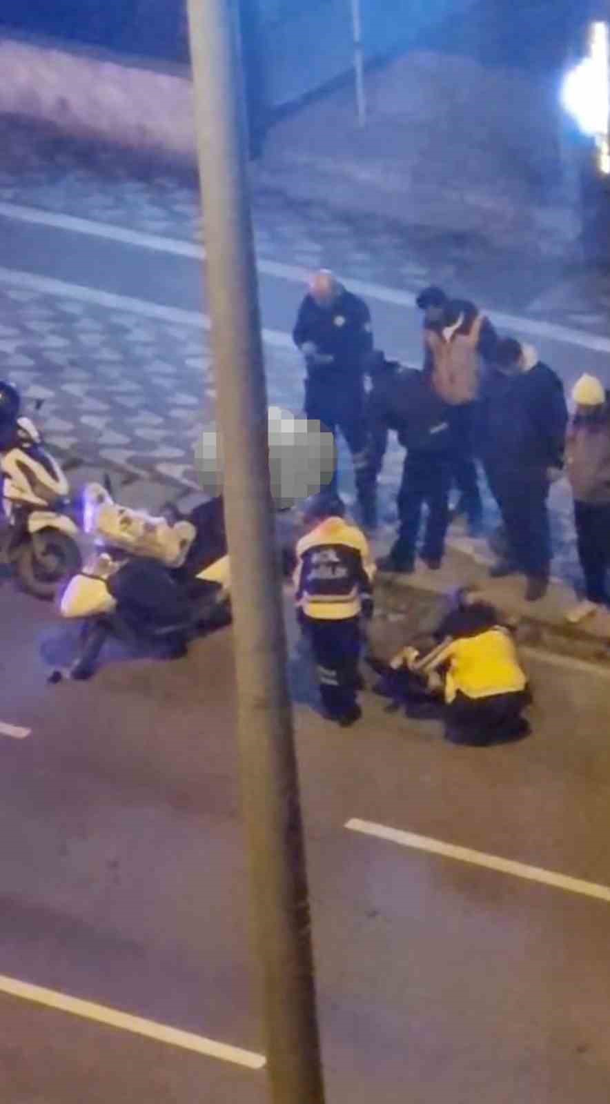 Seyir halindeyken motosikletten düşen kurye yaralandı