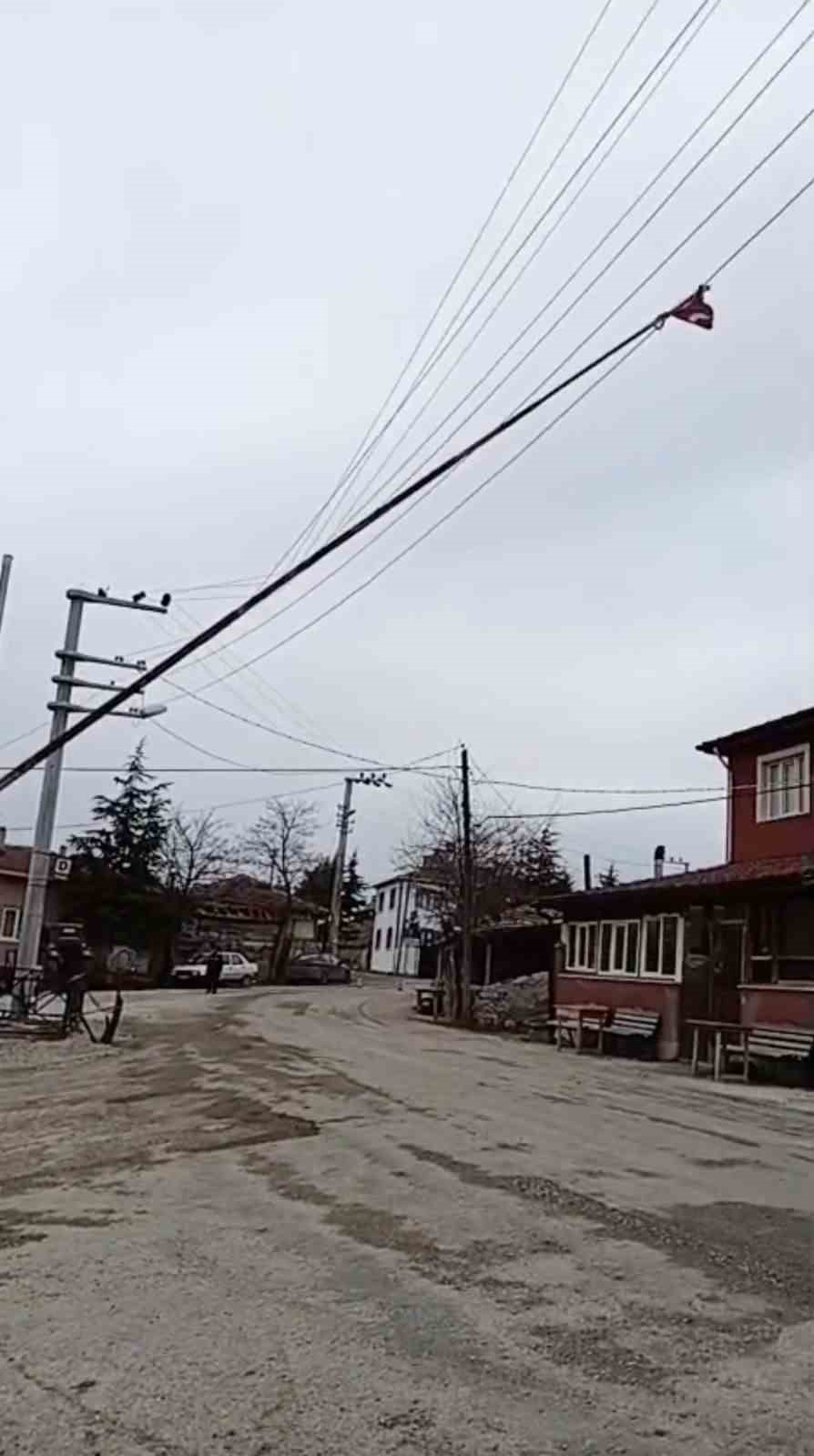 Seyitgazide dev bayrak direği elektrik tellerinin üzerine devrildi