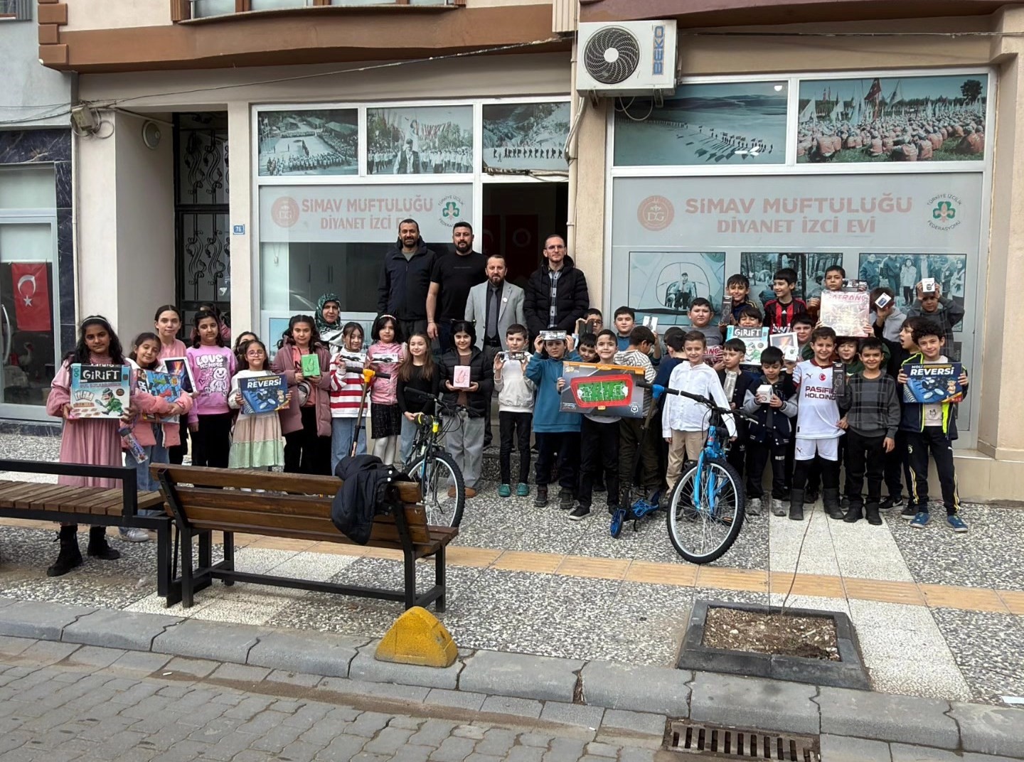 Simav Diyanet Genç Ofisinden öğrencilere hediye sürprizi